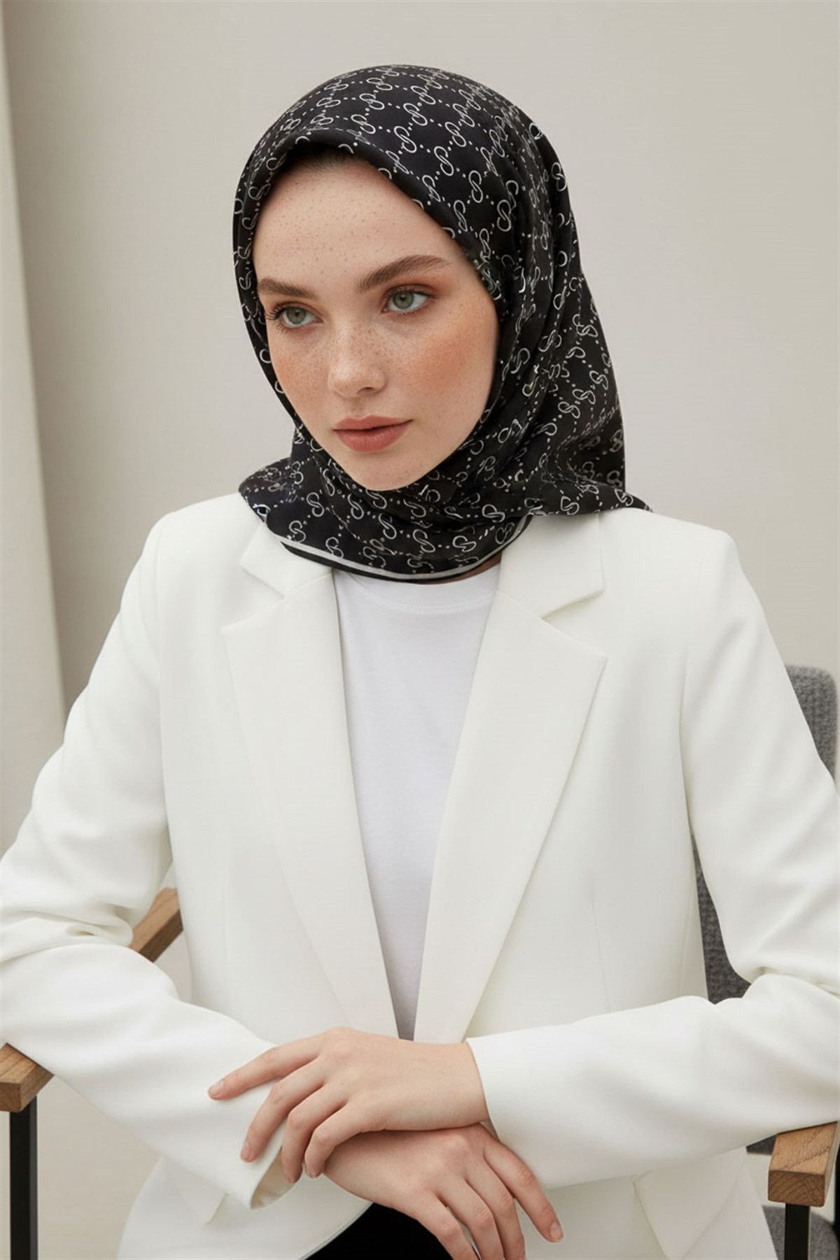 %57 İPEK %43 VİSKON Twill İpek Minimal  Desenli Siyah - Beyaz Renkli 90x90 Eşarp Dikim Şekli : El Dikişi