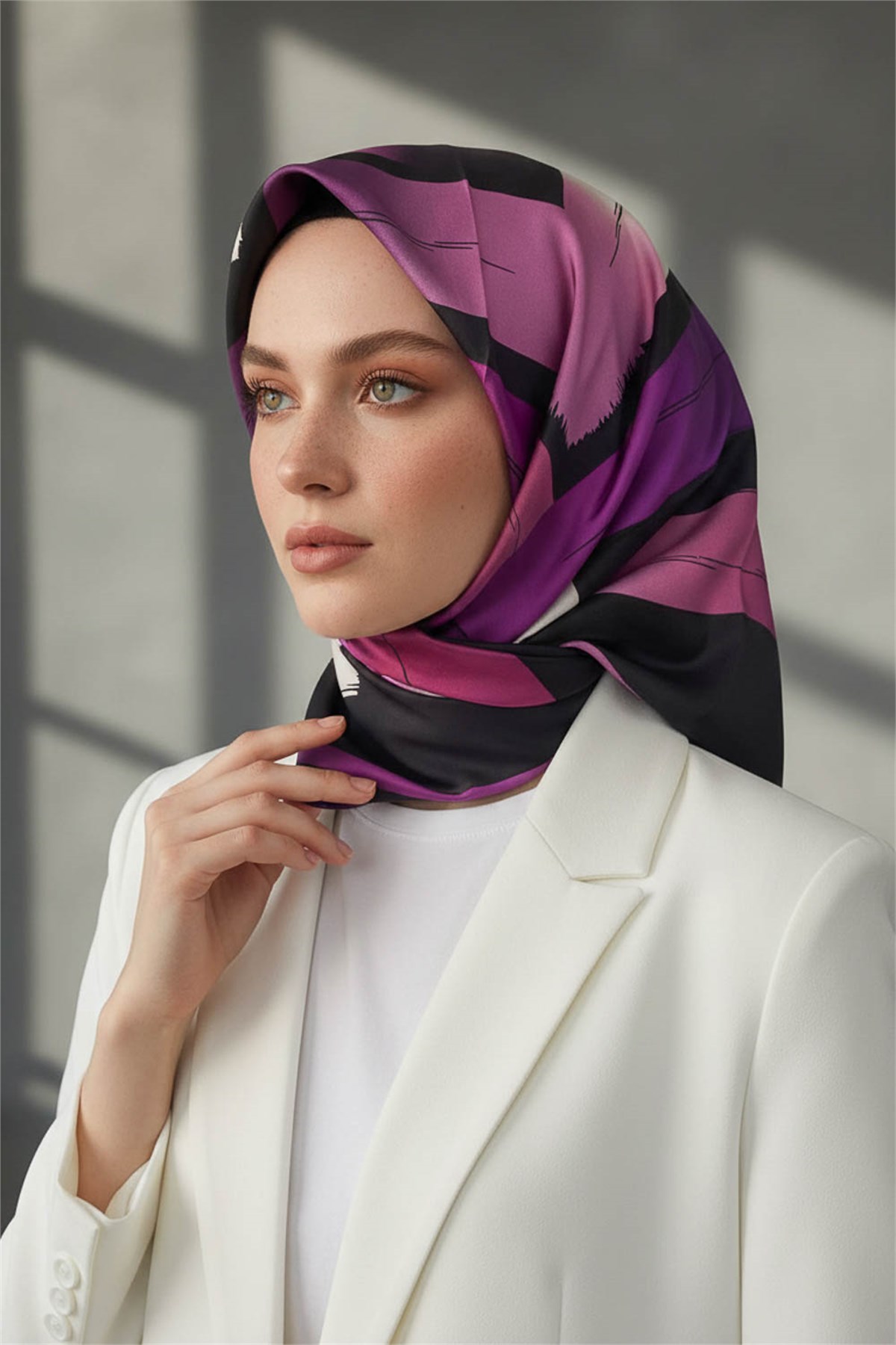 %100 Twill İpek Geometrik Fırça İzi Desenli Siyah - Mürdüm Renkli 90x90 Eşarp Dikim Şekli : El Dikişi