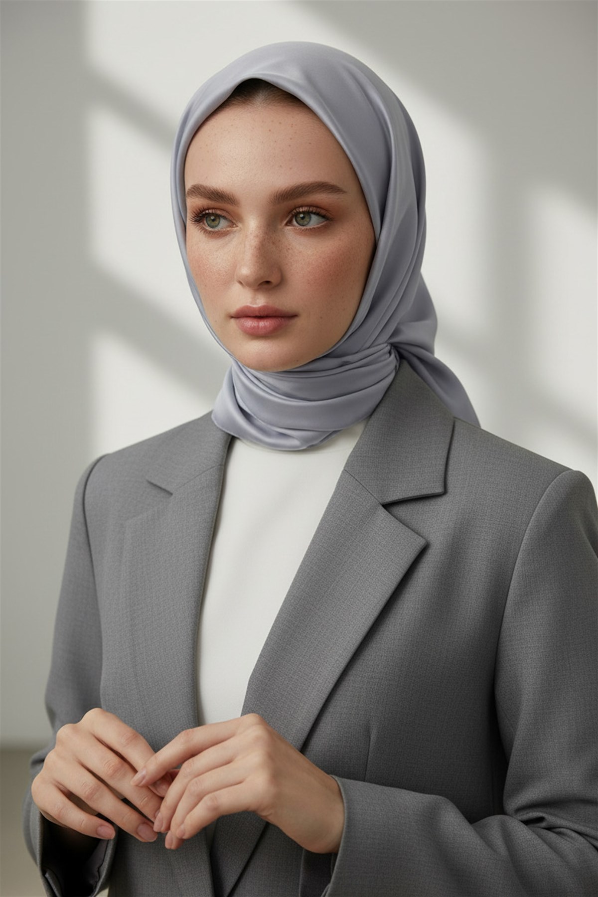 Viskon Twill İpek Az Hatalı Açık Gri  Renkli 90x90 Düz Eşarp Dikim Şekli : El Dikişi