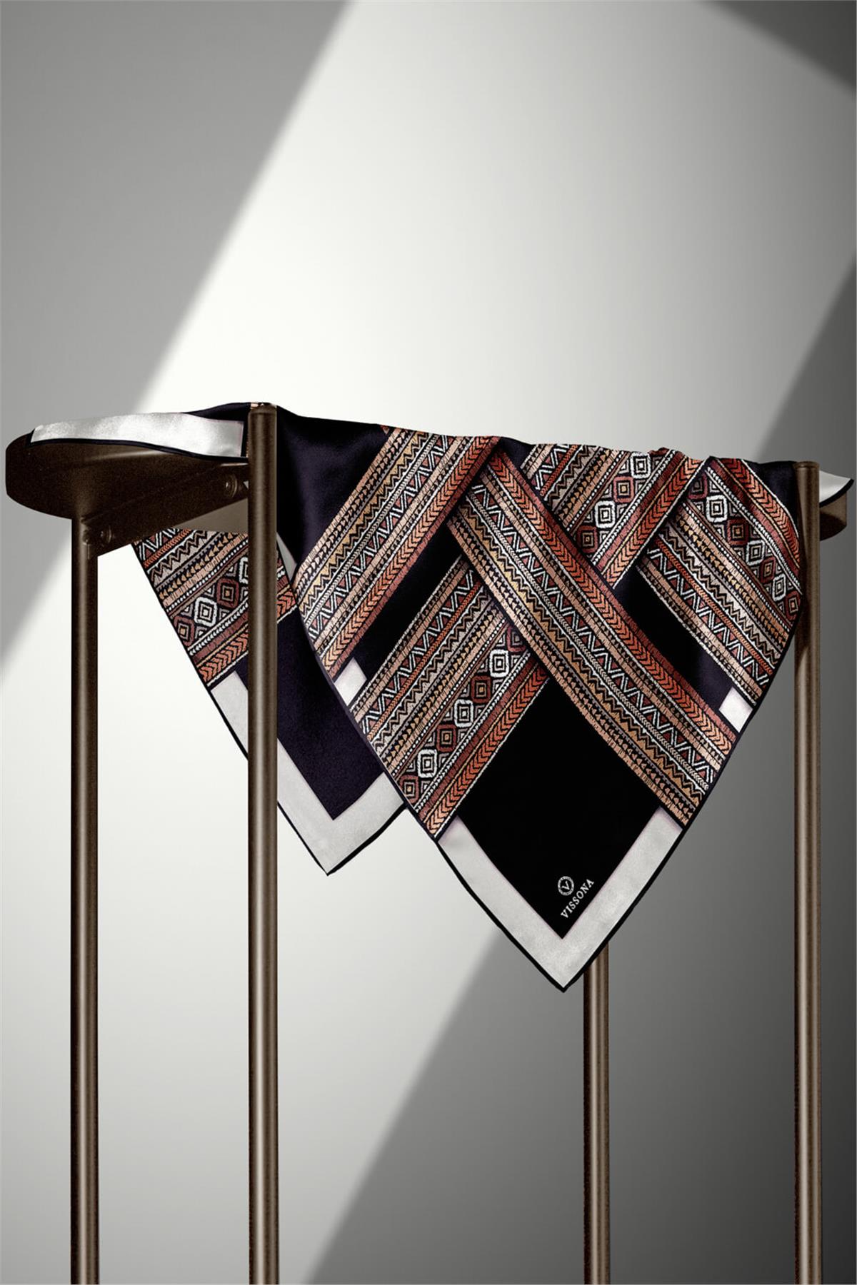 %100 Twill İpek Etnik Desenli Siyah - Taba Renkli 90x90 Eşarp Dikim Şekli : El Dikişi