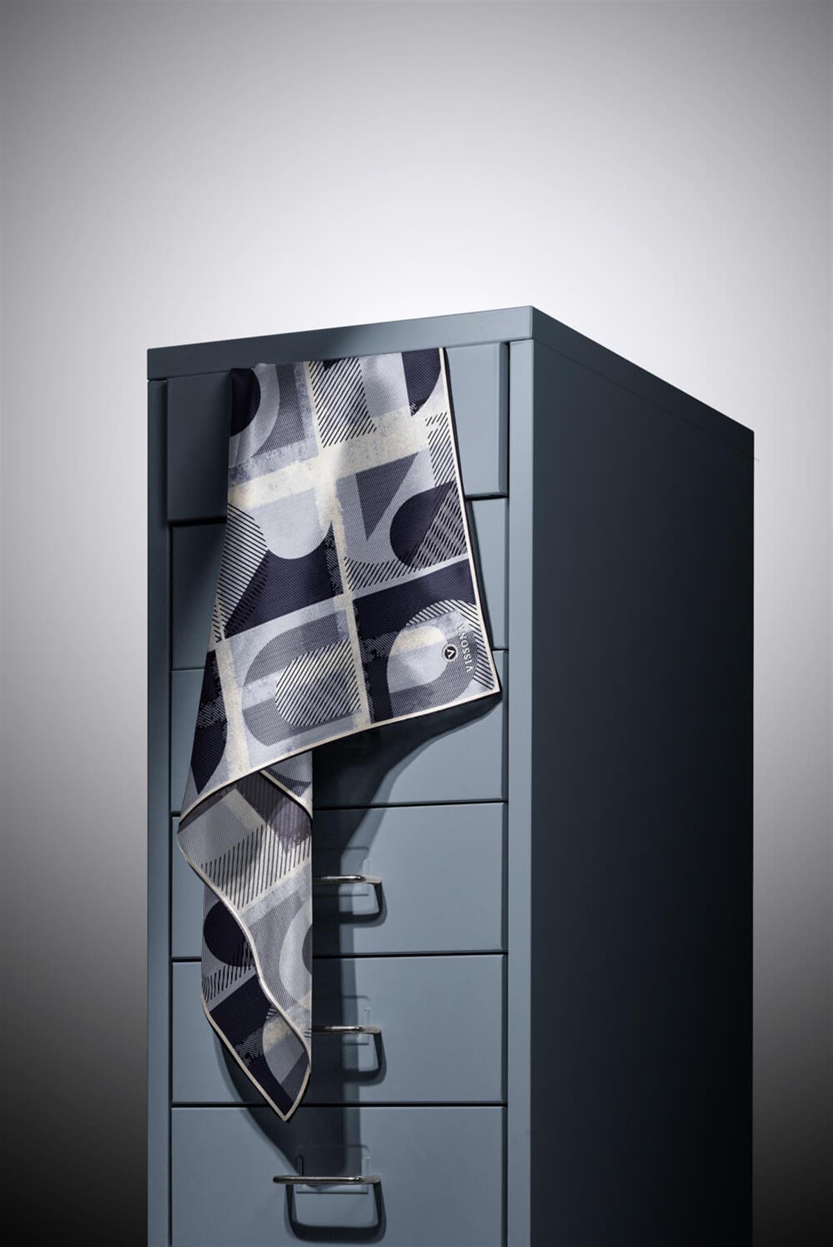 %100 Twill İpek Geometri Desenli Siyah-Krem Renkli 90x90 Eşarp Kenar Dikiş Şekli El Dikişli