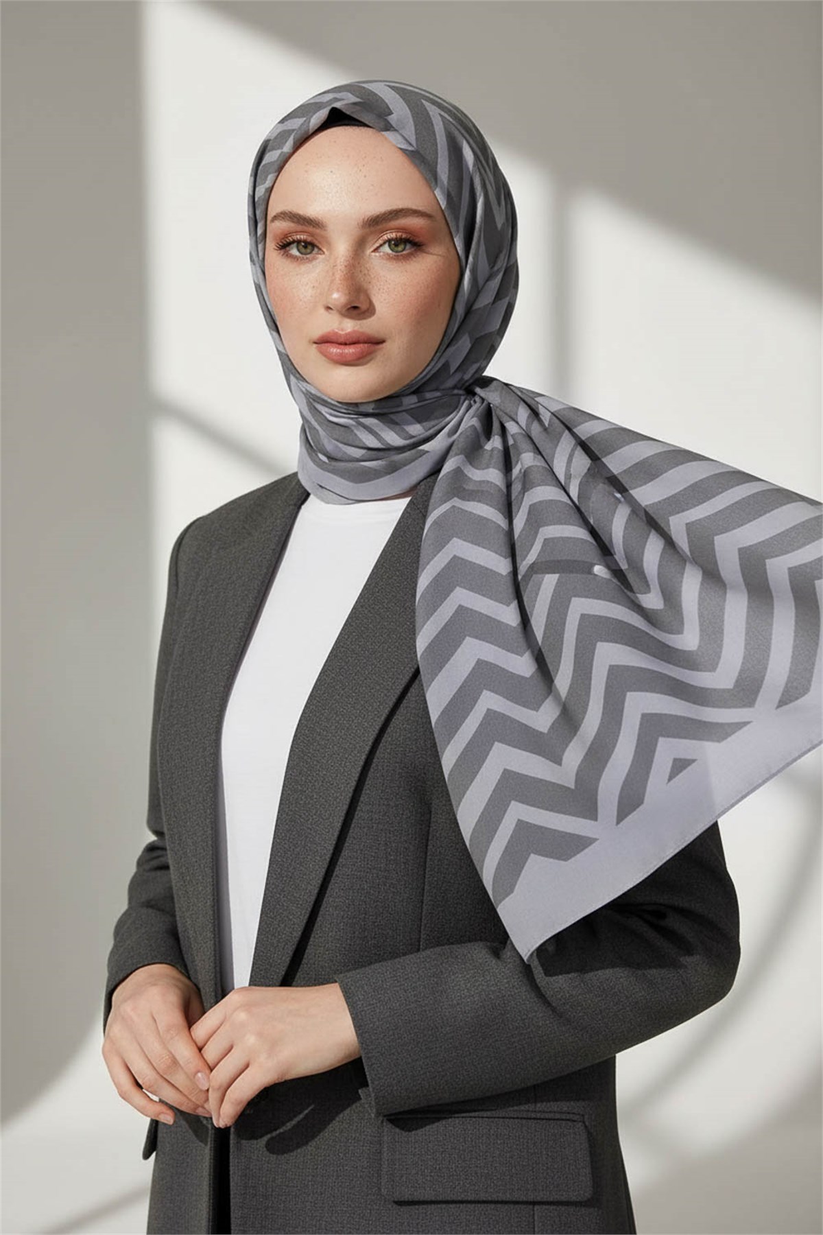 KREP ZİGZAG DESENLİ GRİ RENKLİ 75X195 KIRIŞMAZ ŞAL