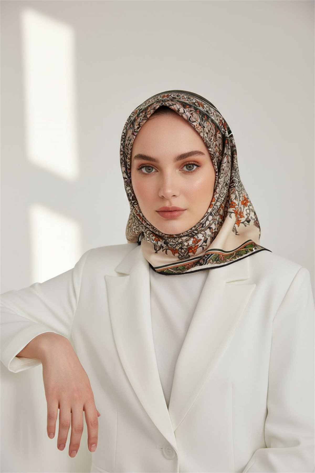 %100 Twill İpek Şal Desenli Haki Renkli 90x90 Eşarp Dikim Şekli : El Dikişi