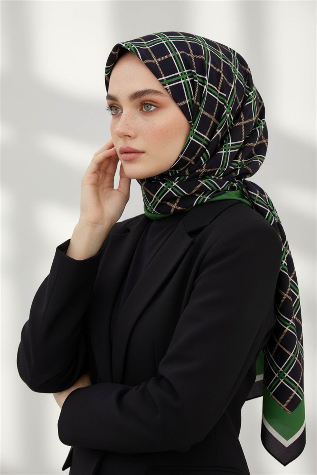KREP EKOSE DESENLİ SİYAH - ZÜMRÜT YEŞİLİ RENKLİ 75X195 KIRIŞMAZ ŞAL