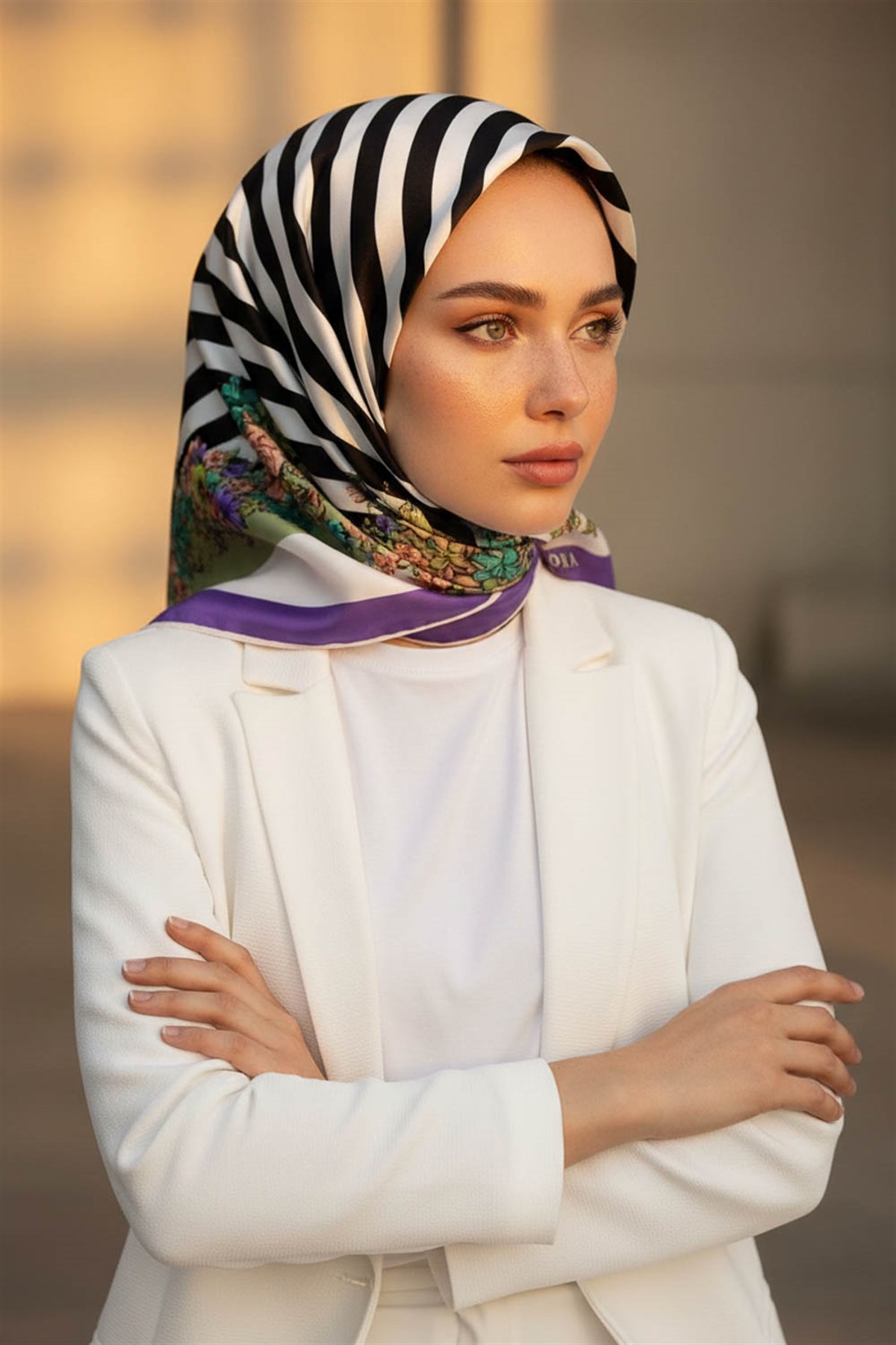 %100 Twill İpek Çıtır Çiçekli Ve Çizgi Desenli Mor - Haki Renkli 90x90 Eşarp Dikim Şekli : El Dikişi