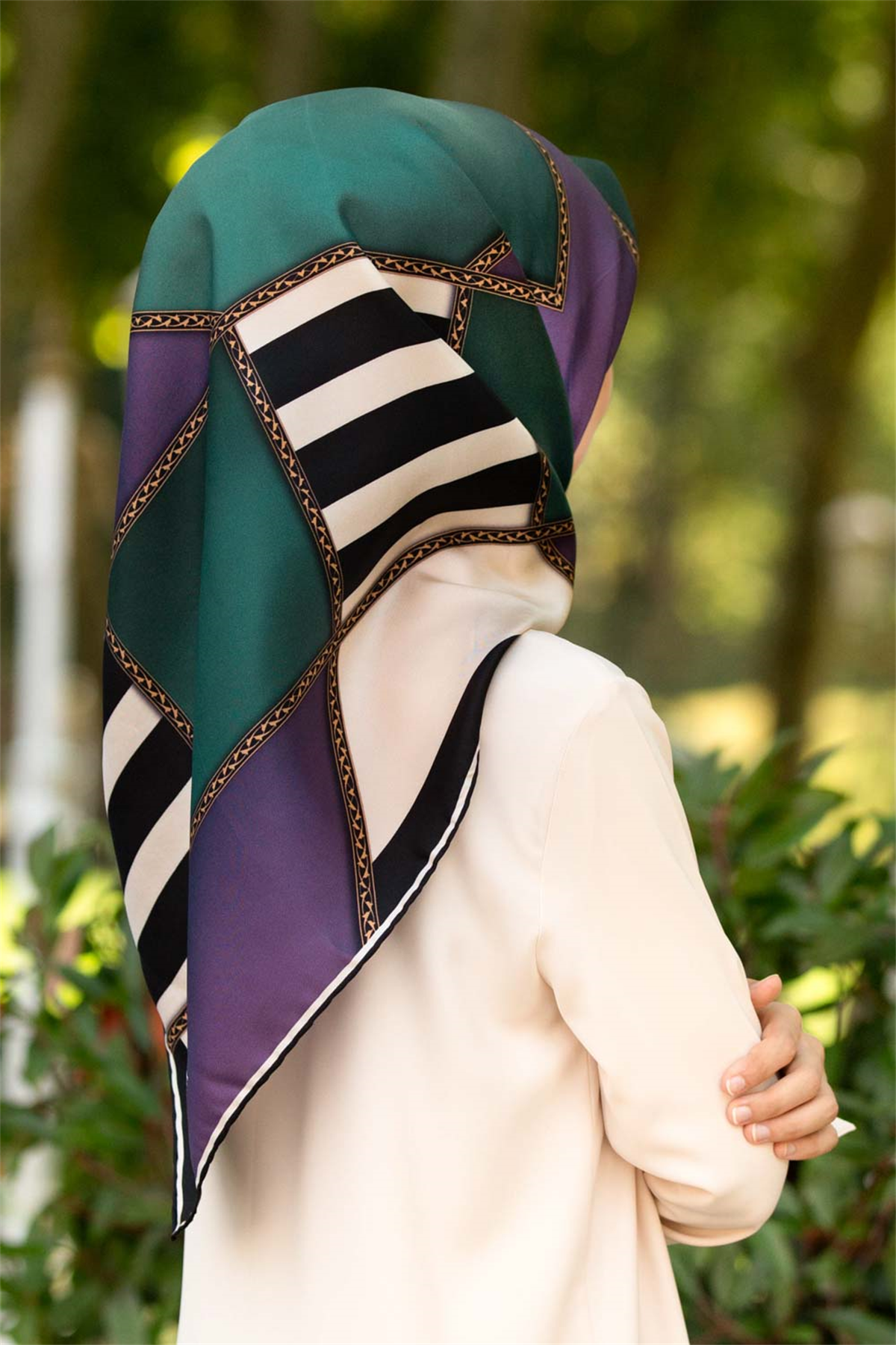 %100 Twill İpek Geometrik Desenli Lila - Petrol Yeşili Renkli 90x90 Eşarp Dikim Şekli : El Dikişi