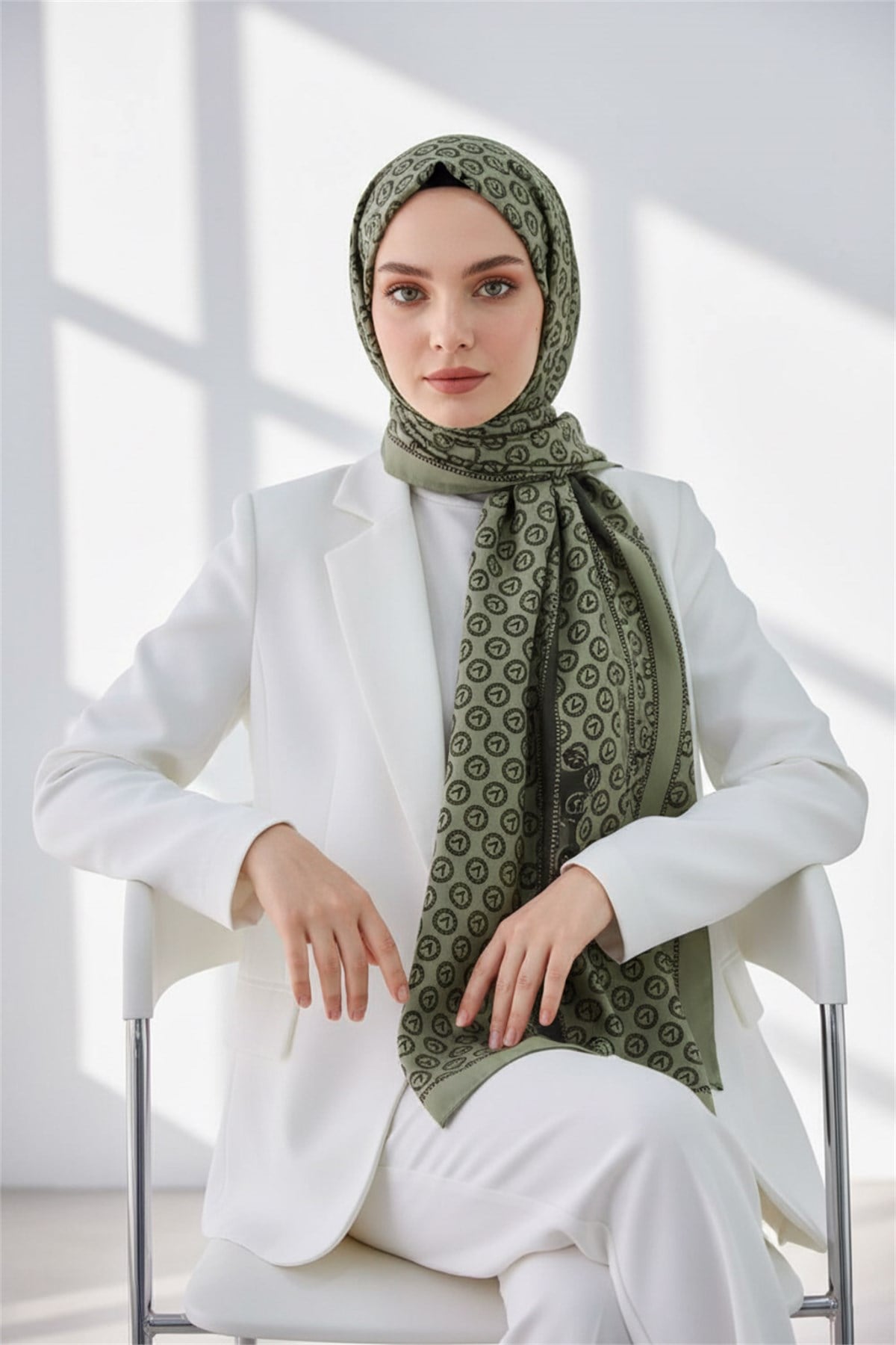 KREP DEGRADELİ MONOGRAM DESENLİ HAKİ RENKLİ 75X195 KIRIŞMAZ ŞAL