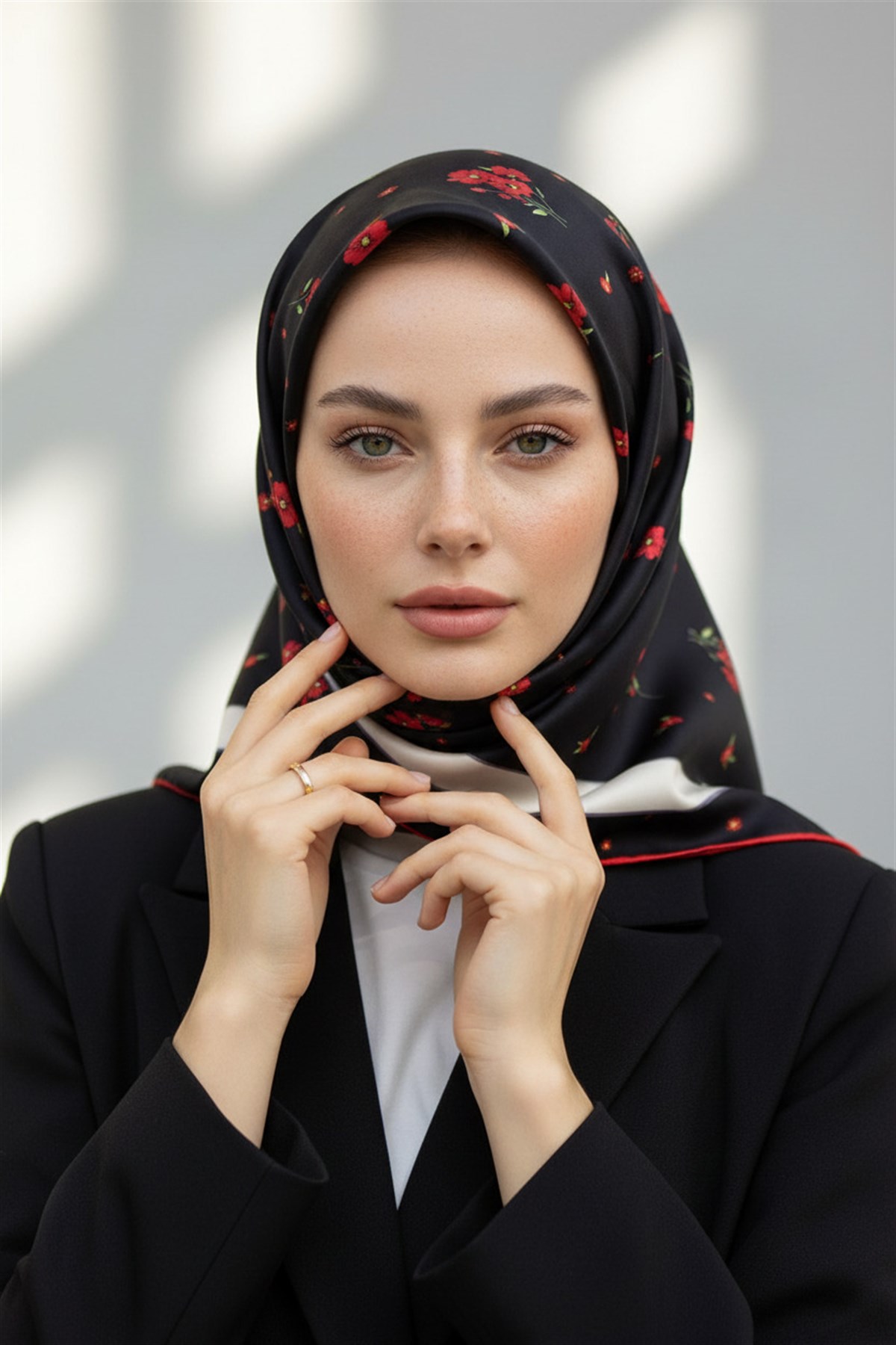 100% Twill İpek Bordürlü Çıtır Çiçek Desenli Siyah - Kırmızı Renkli 90x90 Dikim Şekli : El Dikişi Eşarp