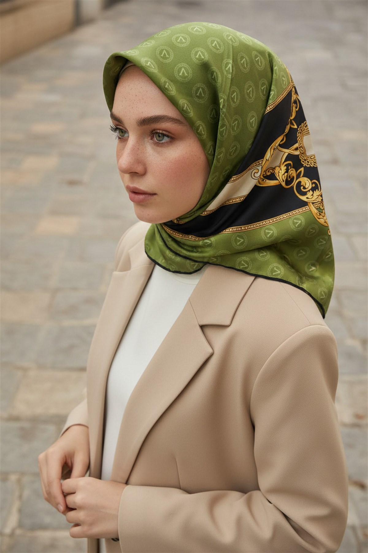 %100 Twill İpek Monogramlı Ve Barok Desenli Haki - Siyah Renkli 90x90 Eşarp Dikim Şekli : El Dikişi