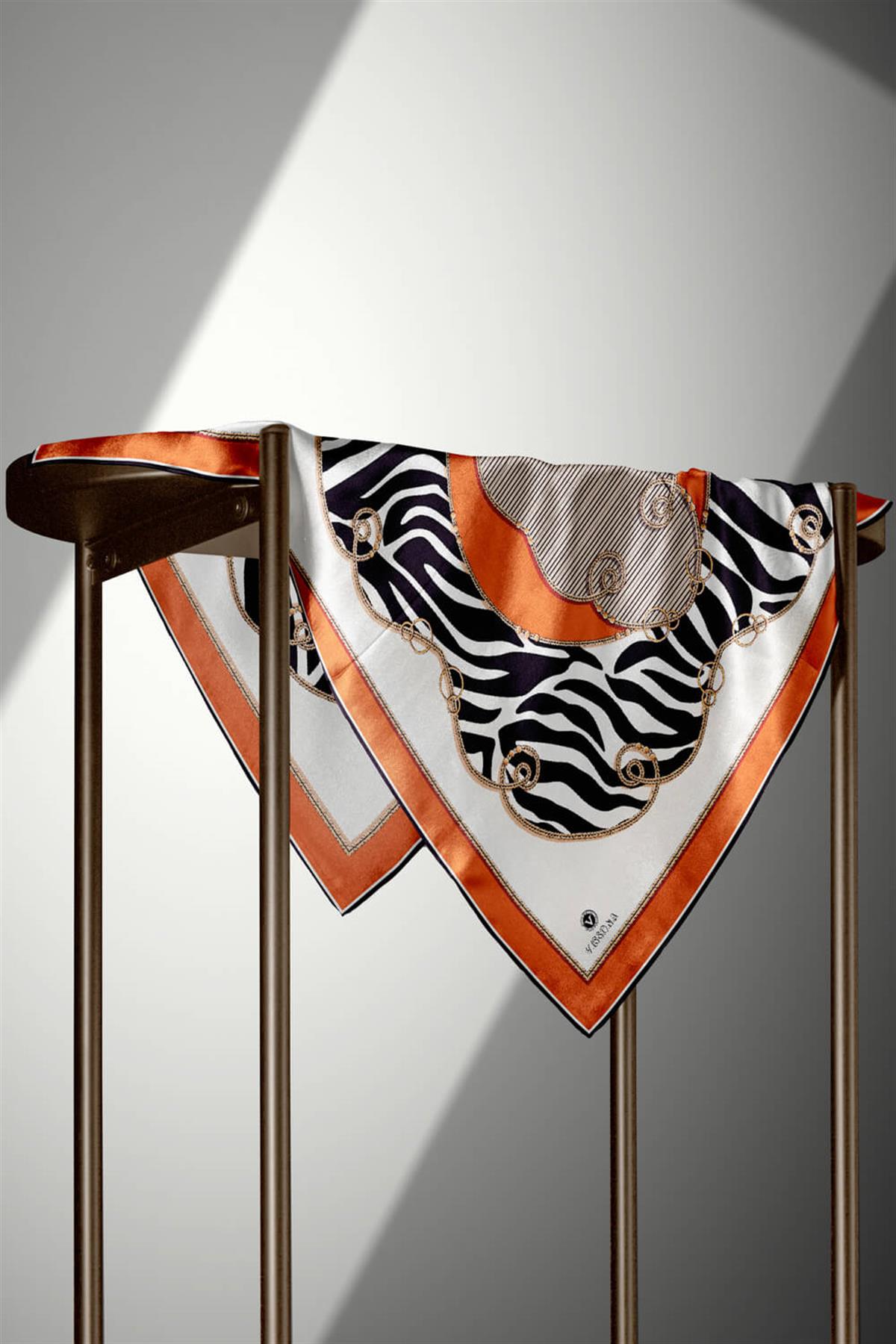 %100 Twill İpek Zincirli Ve Zebra Desenli Taba - Siyah Renkli 90x90 Eşarp Dikim Şekli : El Dikişi