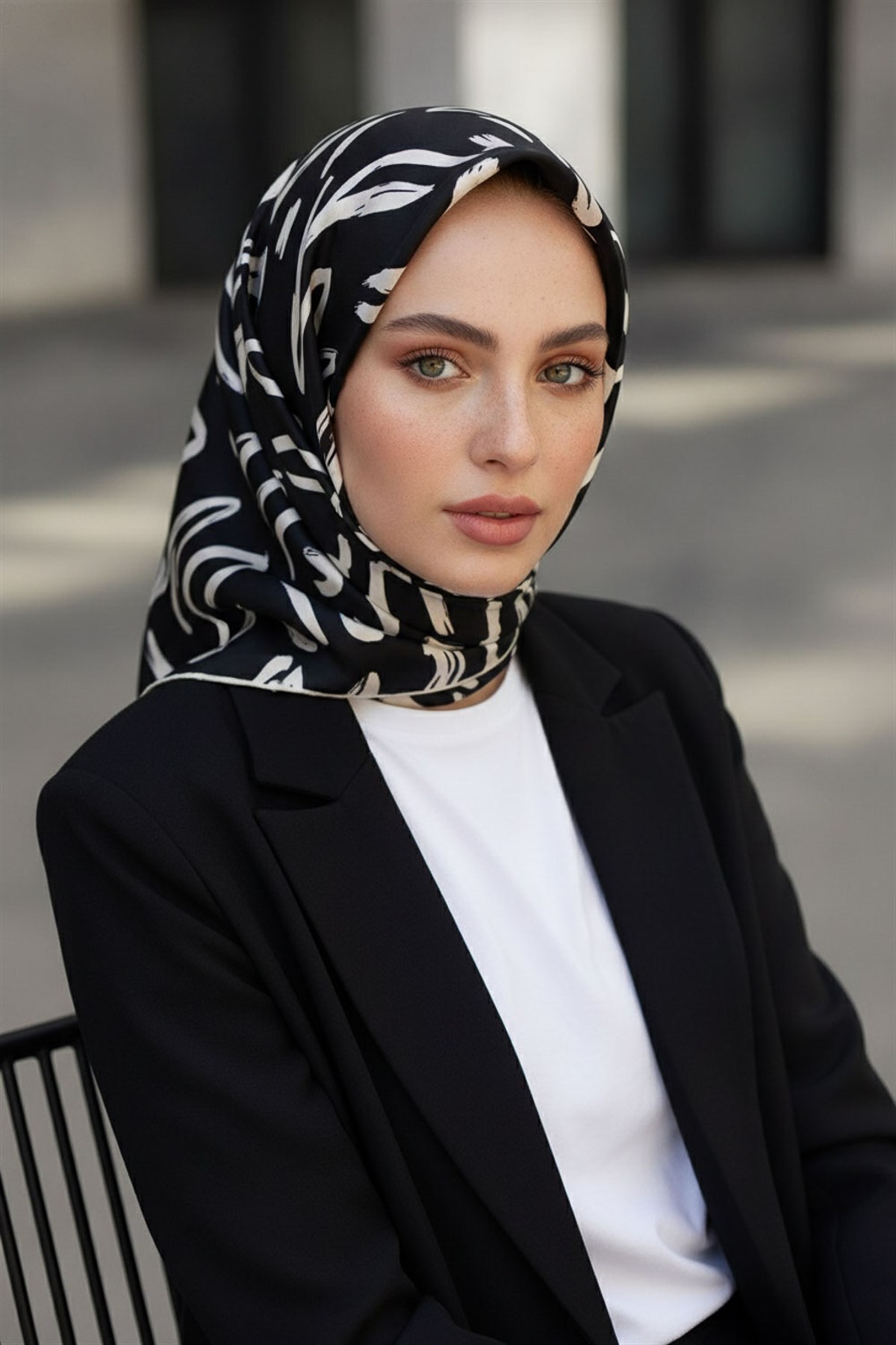 % 57 İPEK % 43 VİSKON Twill İpek Büyük Çiçek Desenli Siyah - Krem Renkli 90x90 Eşarp Dikim Şekli : El Dikişi