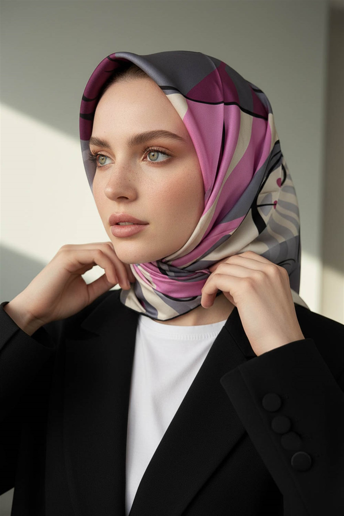 %100 Twill İpek Çiçek Desenli Gri - Siyah Renkli 90x90 Eşarp Dikim Şekli : El Dikişi