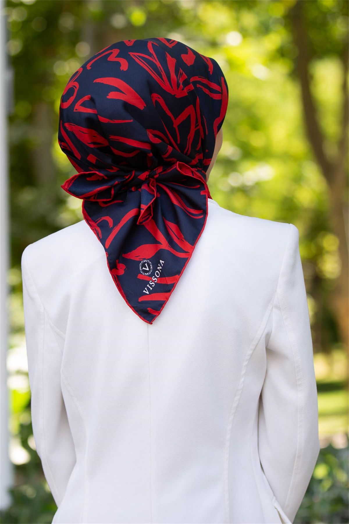 % 57 İPEK % 43 VİSKON Twill İpek Büyük Çiçek Desenli Lacivert - Kırmızı Renkli 90x90 Eşarp Dikim Şekli : El Dikişi