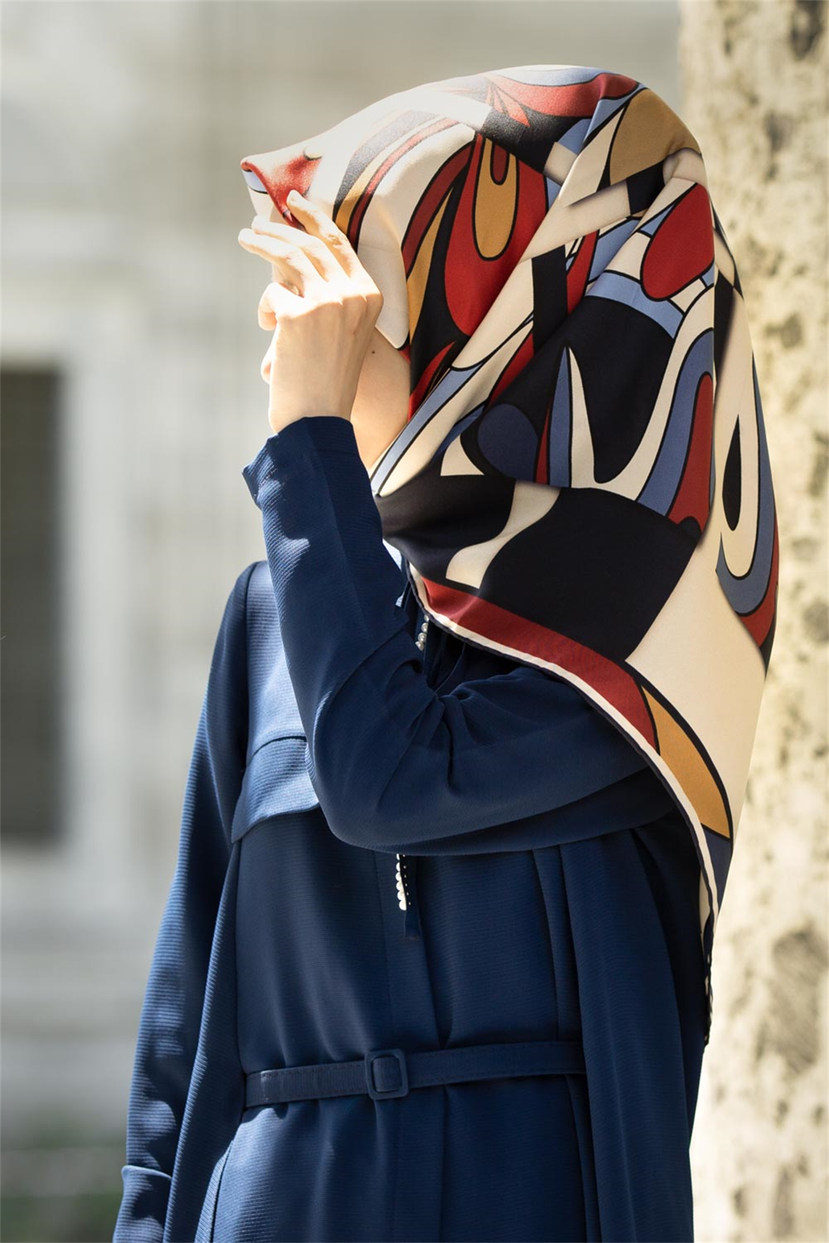 % 57 İPEK % 43 VİSKON Twill İpek Geometrik Desenli Lacivert - Bordo Renkli 90x90 Dikim Şekli : El Dikişi Eşarp