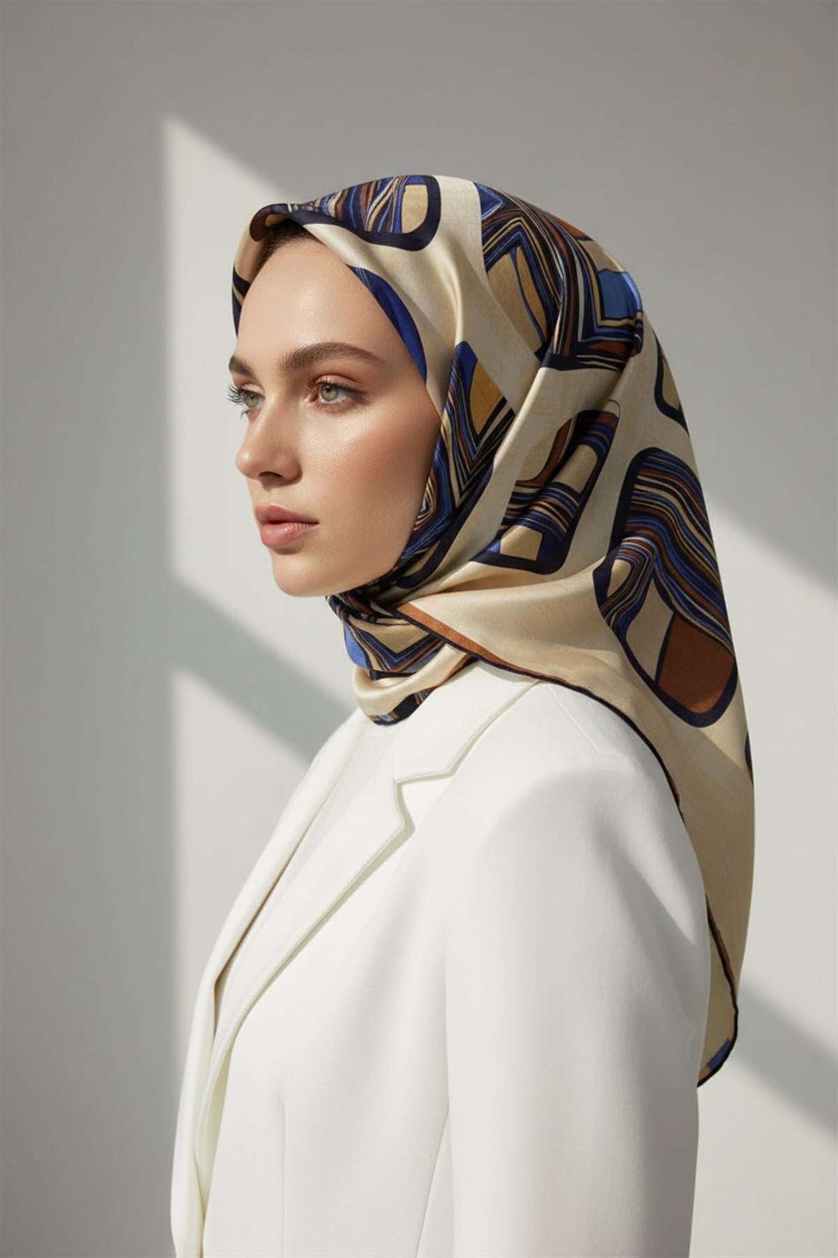 %100 Twill İpek Geometrik Kare Desenli Bej - Lacivert Renkli 90x90 Eşarp Dikim Şekli : El Dikişi