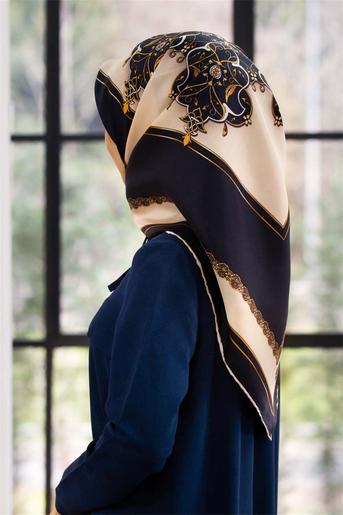 %100 Twill Barok Desenli Lacivert - Krem Renkli 90x90 Eşarp Dikim Şekli: El Dikişi