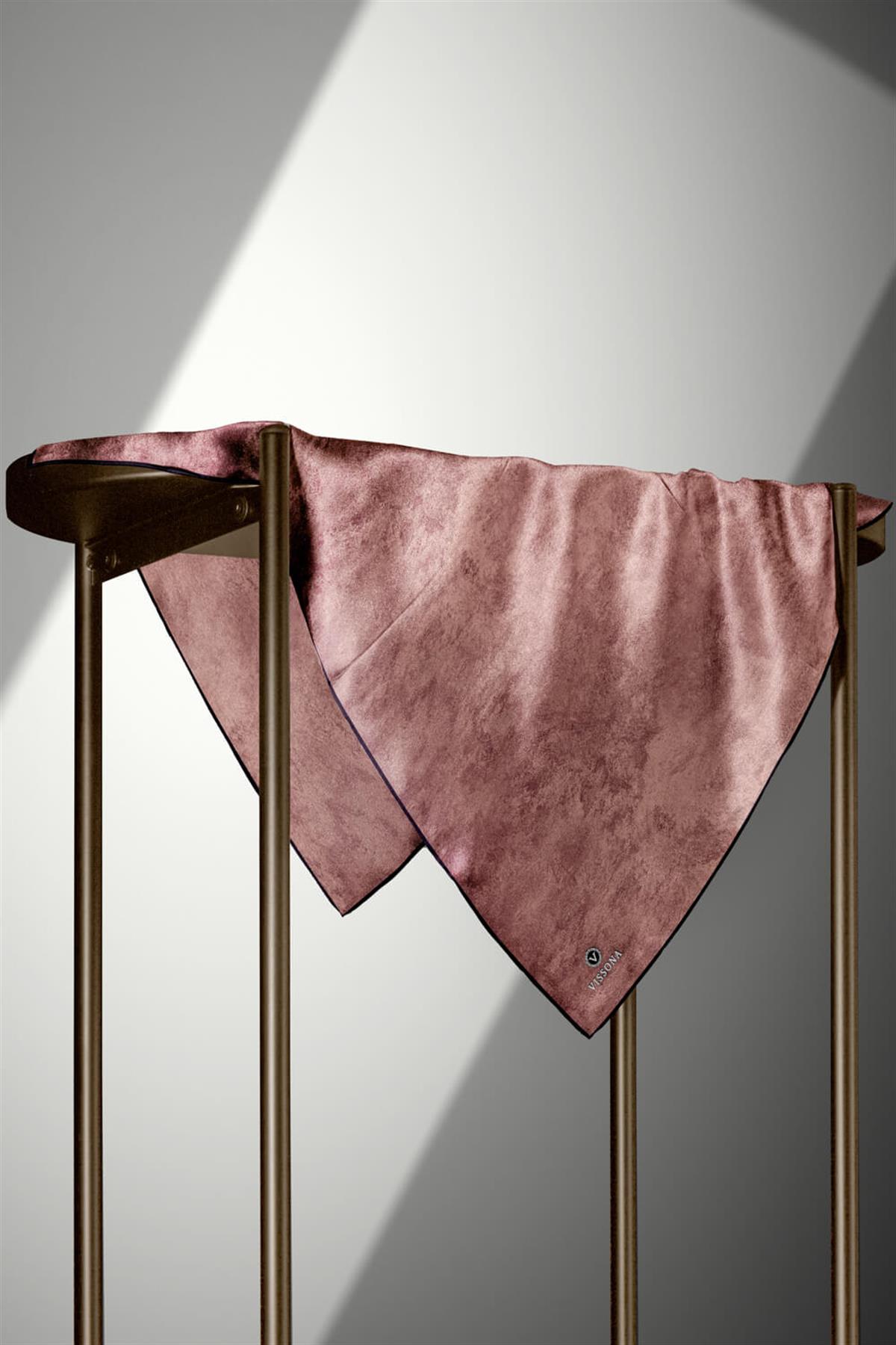 % 57 İPEK % 43 VİSKON Twill İpek Doku Desenli Pudra Renkli 90x90 Eşarp Dikim Şekli : El Dikişi