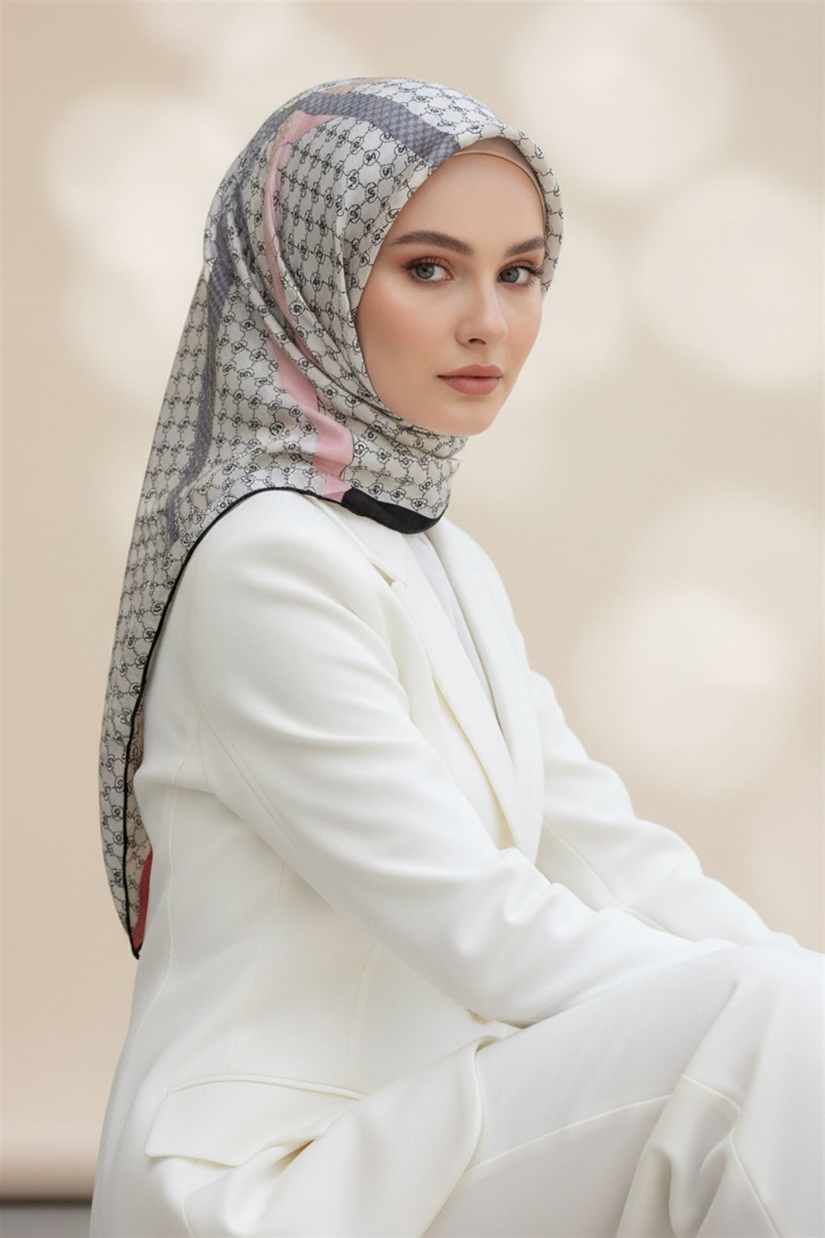 %100 Twill İpek Monogram Ve Şerit Desenli Pembe - Gri Renkli 90x90 Eşarp Dikim Şekli : El Dikişi