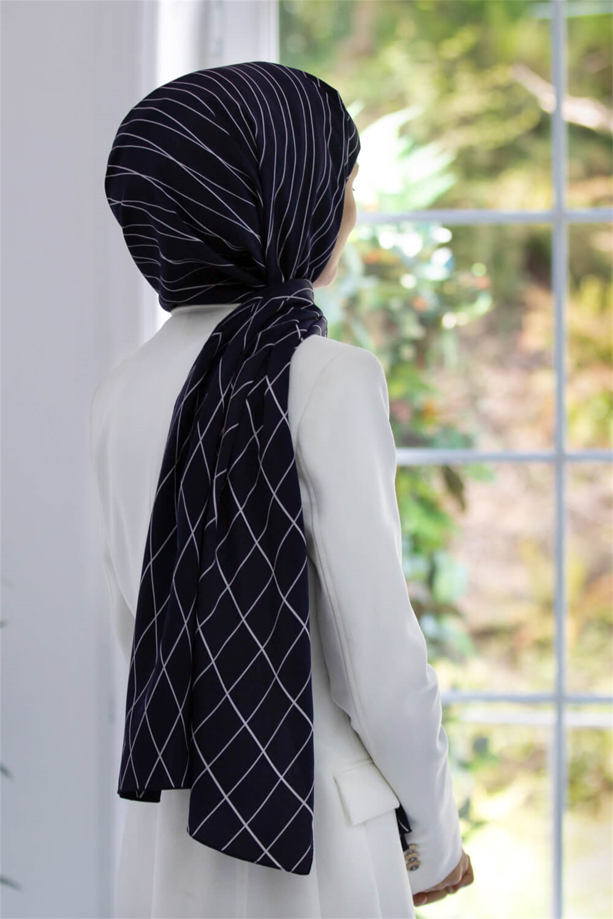 LÜKS MEDİNE İPEĞİ GEOMETRİK DESENLİ LACİVERT - KREM RENKLİ 75X195 KIRIŞMAZ ŞAL MOSS KREP DİKİŞ TİPİ İTALYAN DİKİŞLİ