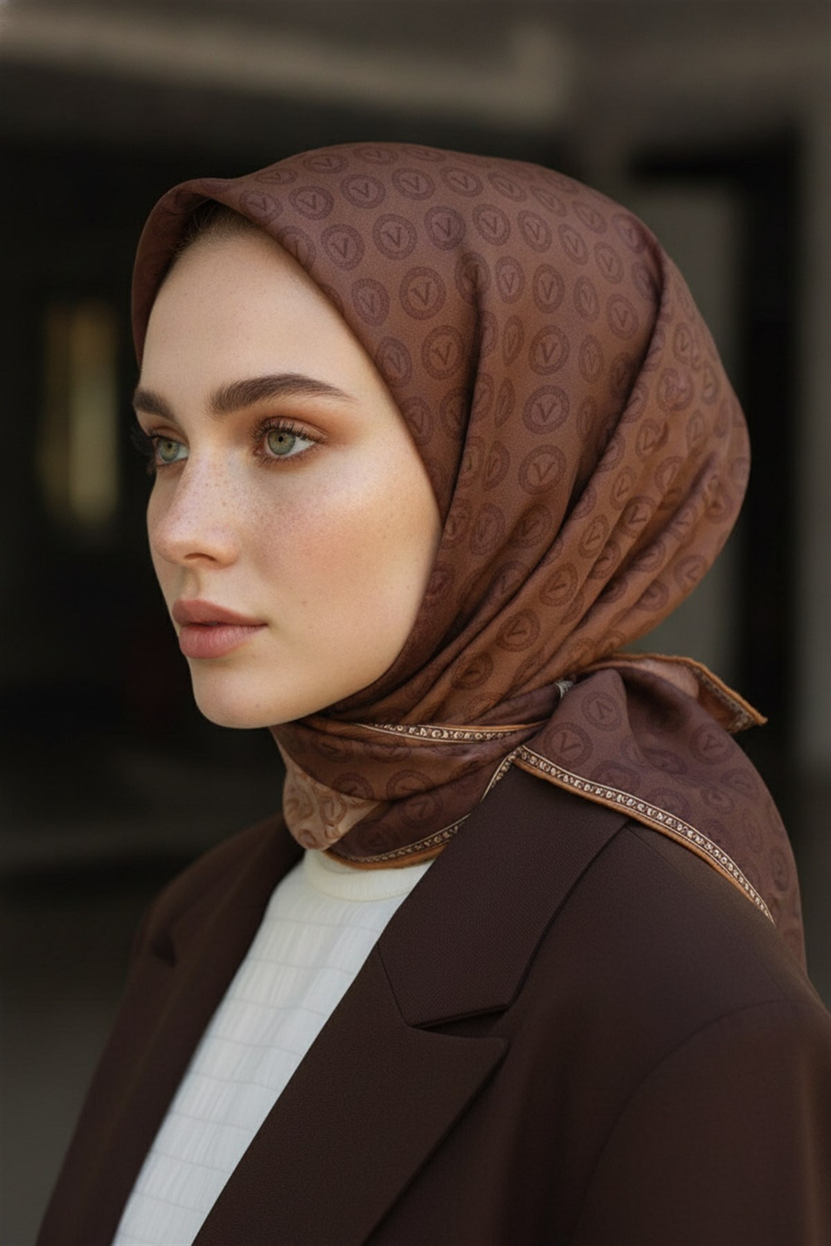 %100 Twill İpek Monogram Desenli Hardal Renkli 90x90 Eşarp Dikim Şekli : El Dikişi