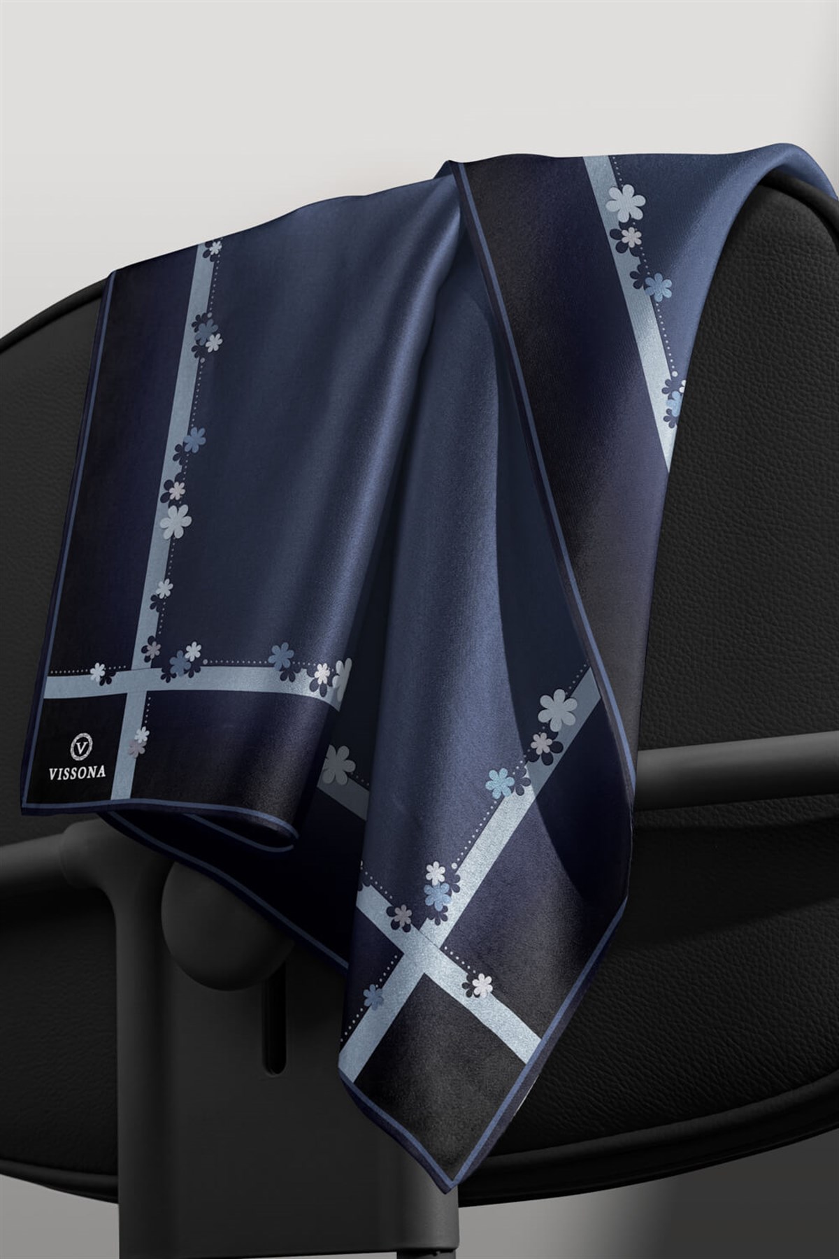 %100 Twill İpek Kenar Motifi Çiçek Desenli İndigo - Lacivert Renkli 90x90 Eşarp Dikim Şekli : El Dikişi