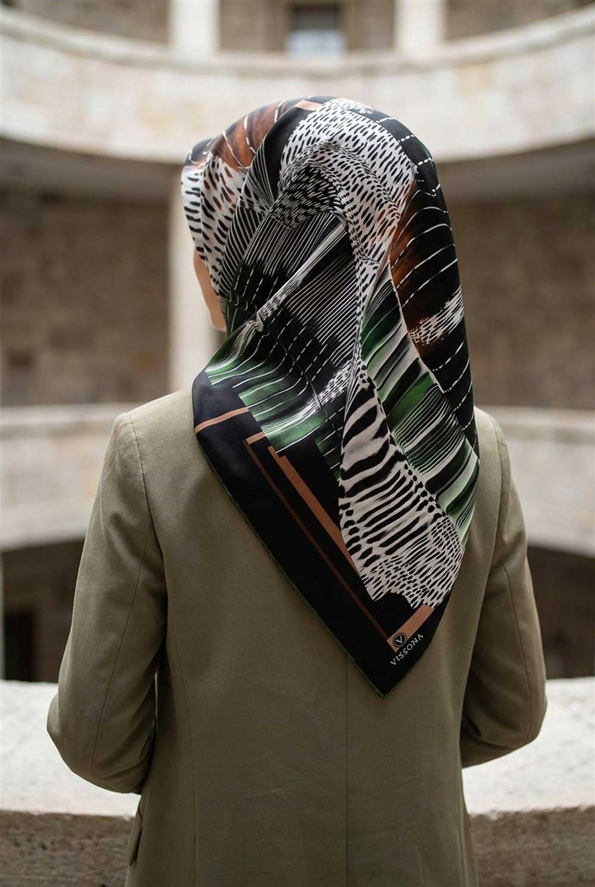 %100 Twill İpek Geometrik Desenli Siyah - Haki Renkli 90x90 Eşarp Dikim Şekli : El Dikişi