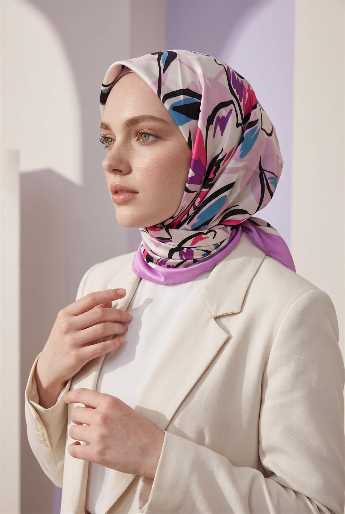 Rayon Bordürlü Çiçek Desenli Lila Renkli 90x90 Dikim Şekli : El Dikişi Eşarp (İpek İçermez)