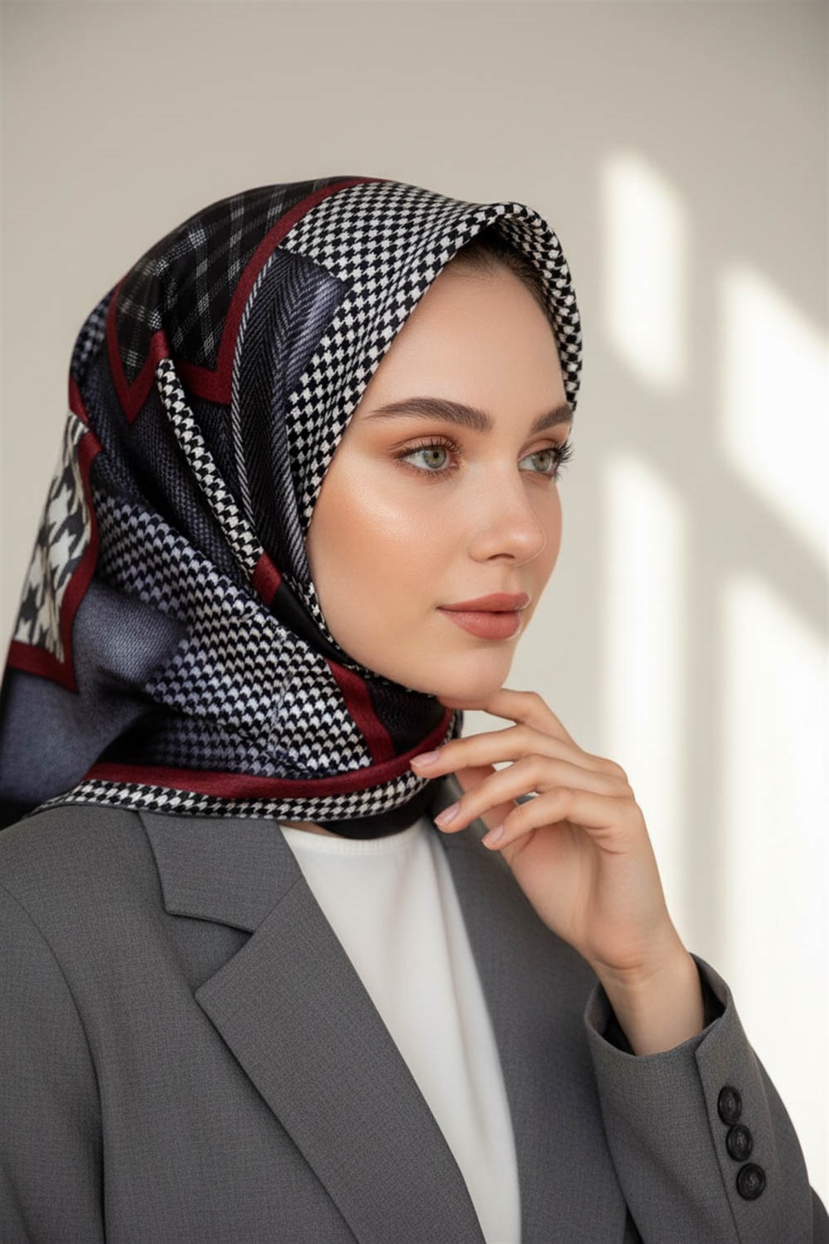 %100 Twill İpek Kazakayaklı Ve Ekose Desenli Gri - Kırmızı Renkli 90x90 Eşarp Dikim Şekli : El Dikişi
