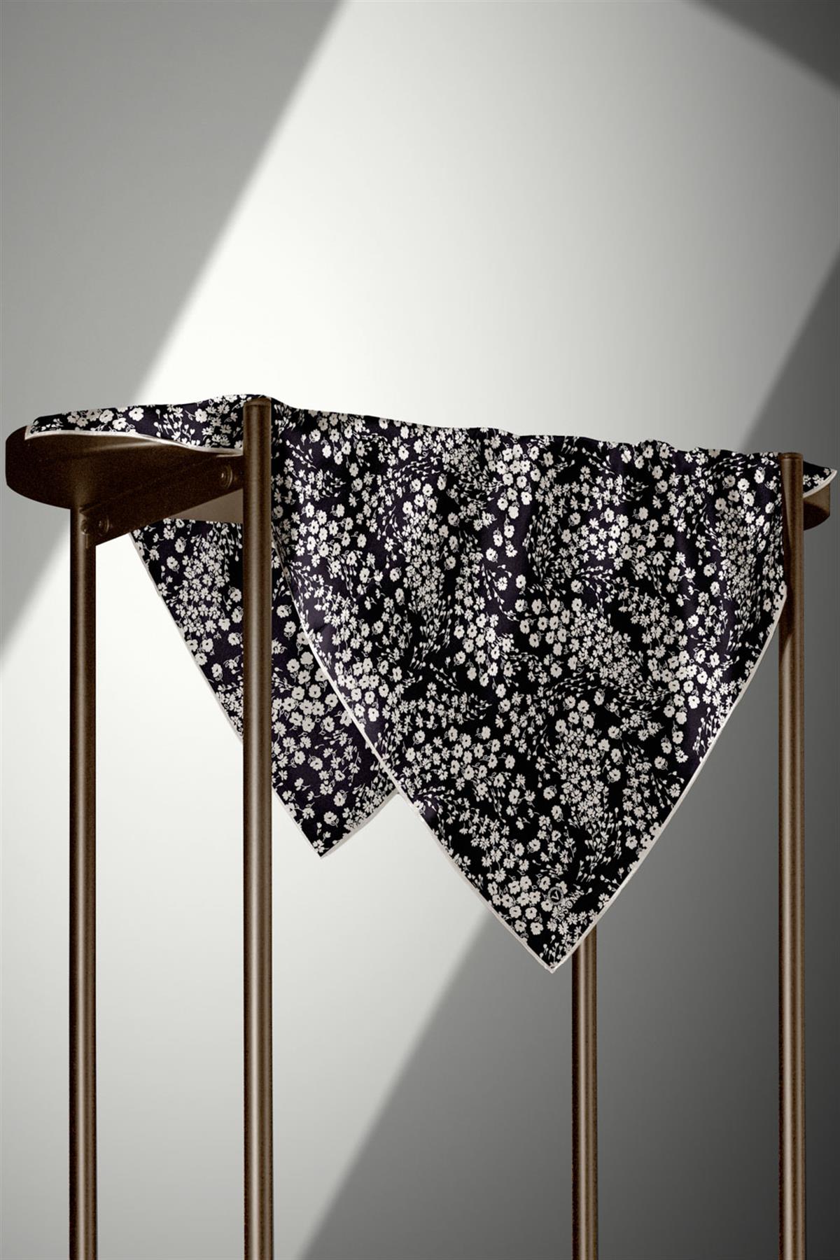 %100 Twill İpek Çıtır Çiçek Desenli Siyah - Krem Renkli 90x90 Eşarp Dikim Şekli : El Dikişi