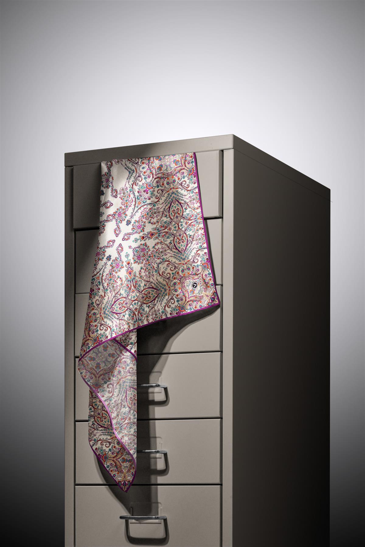 %100 Twill İpek Şal Desenli Krem - Mürdüm Renkli 90x90 Eşarp Dikim Şekli : El Dikişi