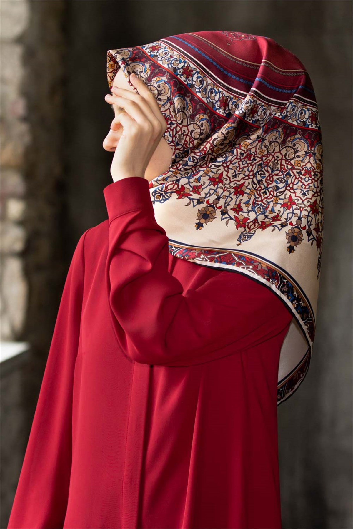 %100 Twill İpek Şal Desenli Bordo Renkli 90x90 Eşarp Dikim Şekli : El Dikişi