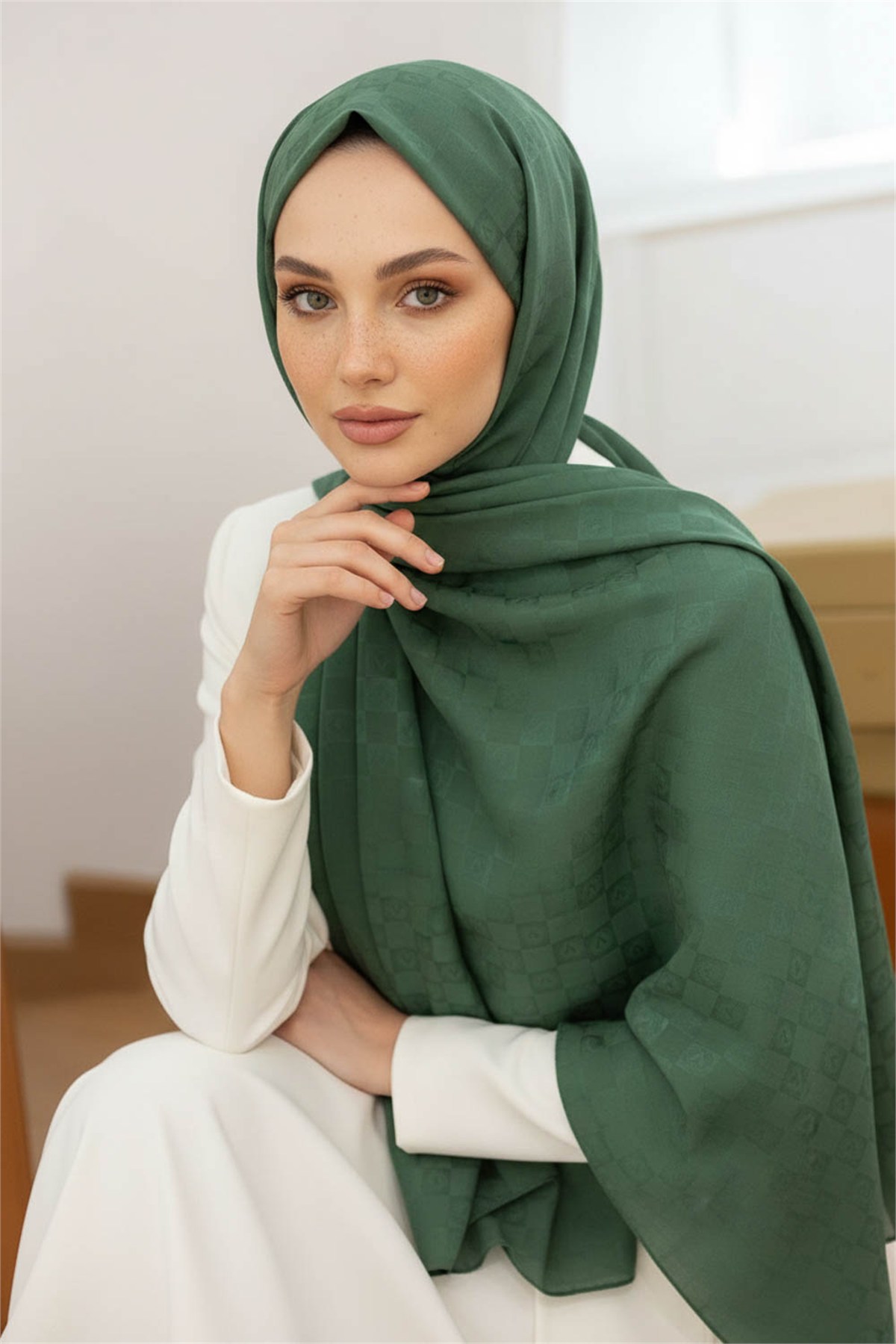Vissona %57 İPEK %43 PAMUK Monogram Desenli Zümrüt Yeşili Renkli Şal -  70x190 Dikiş Tipi İtalyan Dikişli