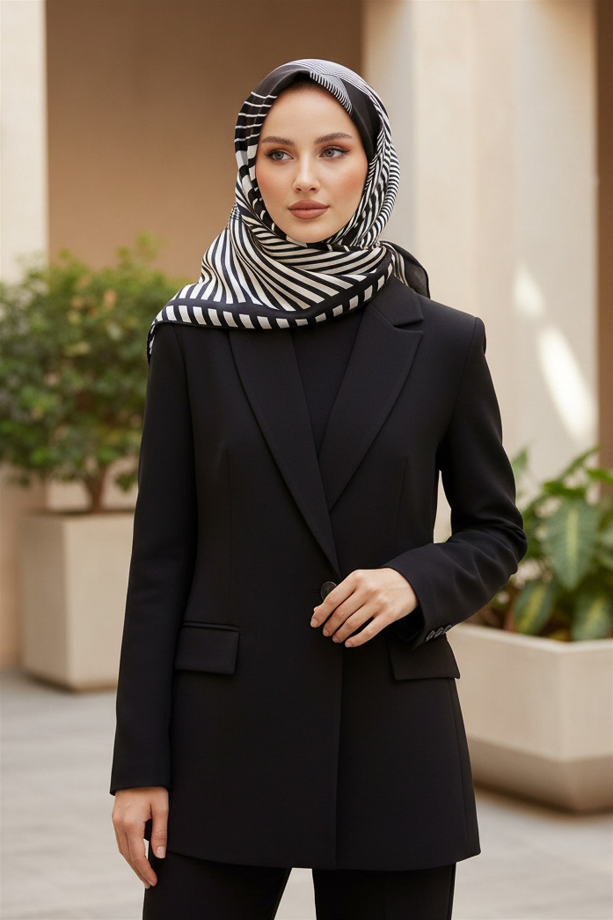 %100 Twill İpek Çizgili Desenli Siyah - Krem Renkli 90x90 Eşarp Dikim Şekli : El Dikişi