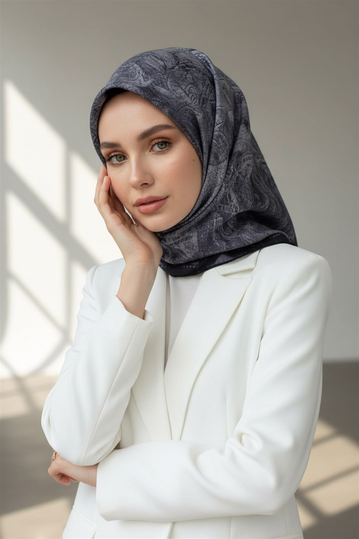 % 57 İpek % 43 Viskon Twill İpek Degradeli Yaprak  Desenli Gümüş Renkli 90x90 Eşarp Dikim Şekli : El Dikişi