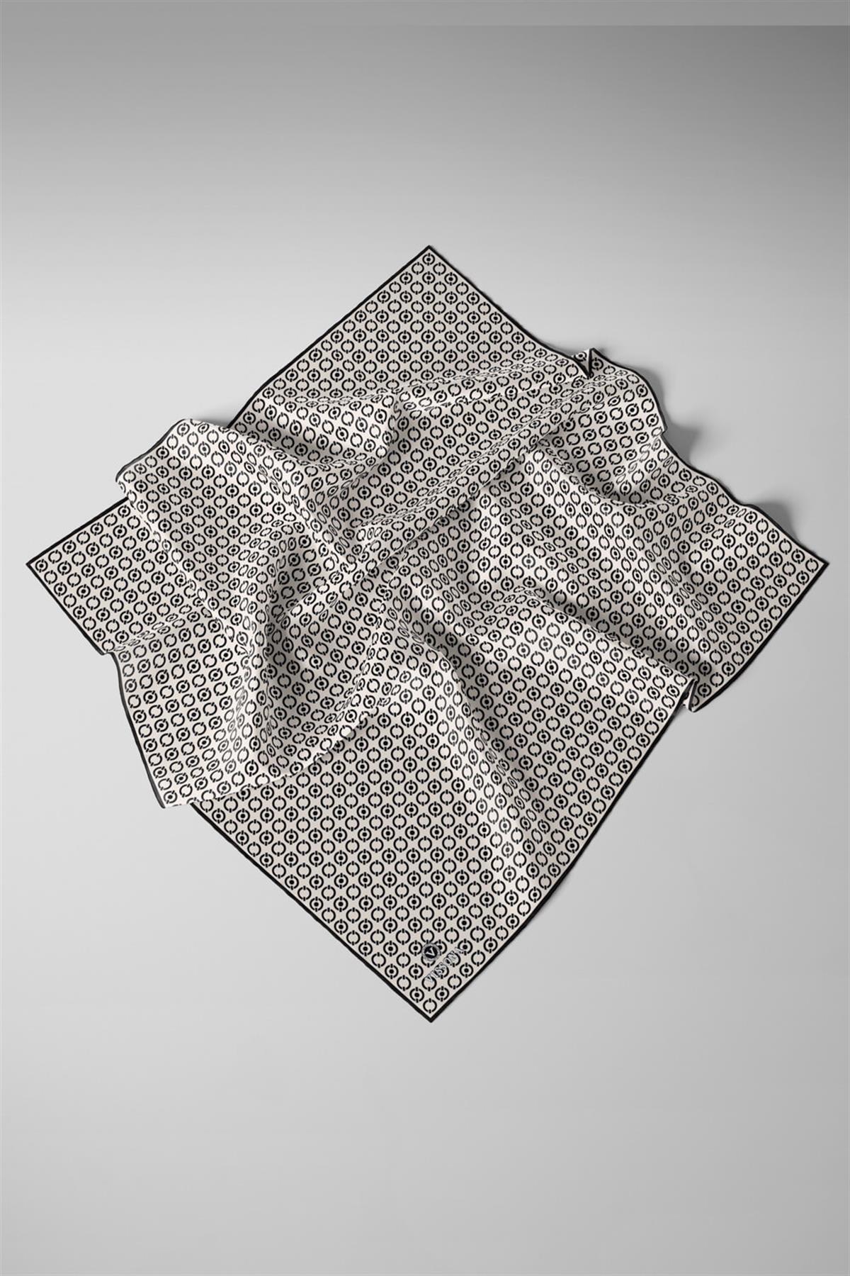 %100 Twill İpek Zincir Desenli Krem - Siyah Renkli 90x90 Eşarp Kenar Dikiş Şekli El Dikişli