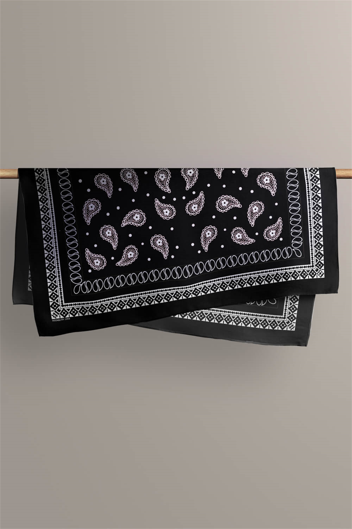 F46 Kadın Siyah Beyaz Şal Desenli 50x50 Bandana HYL DG01359-22