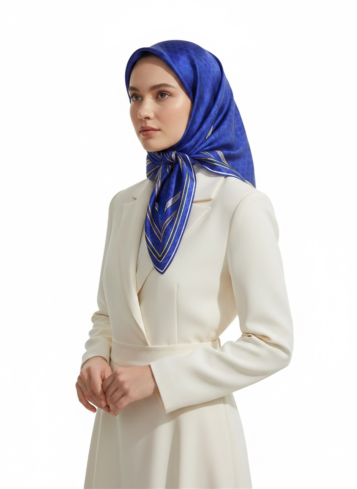 %100 Twill İpek Monogram Desenli Saks - Lacivert Renkli 90x90 Eşarp Dikim Şekli : El Dikişi