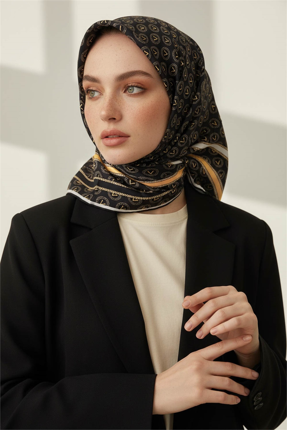 %100 Twill İpek Monogram Desenli Siyah - Gold Renkli 90x90 Eşarp Dikim Şekli : El Dikişi