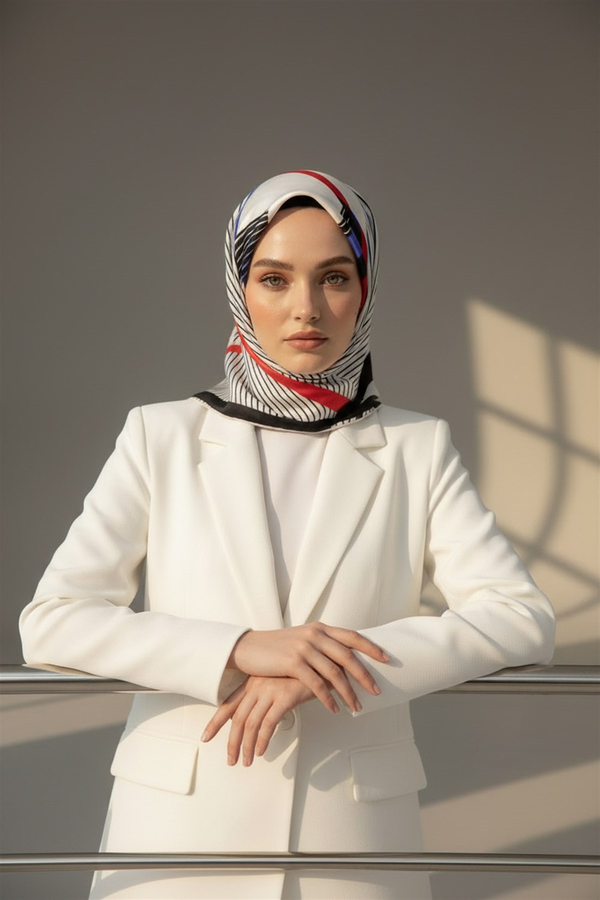%100 Twill İpek Çizgili Geometrik Desenli Beyaz - Saks Renkli 90x90 Eşarp Dikim Şekli : El Dikişi