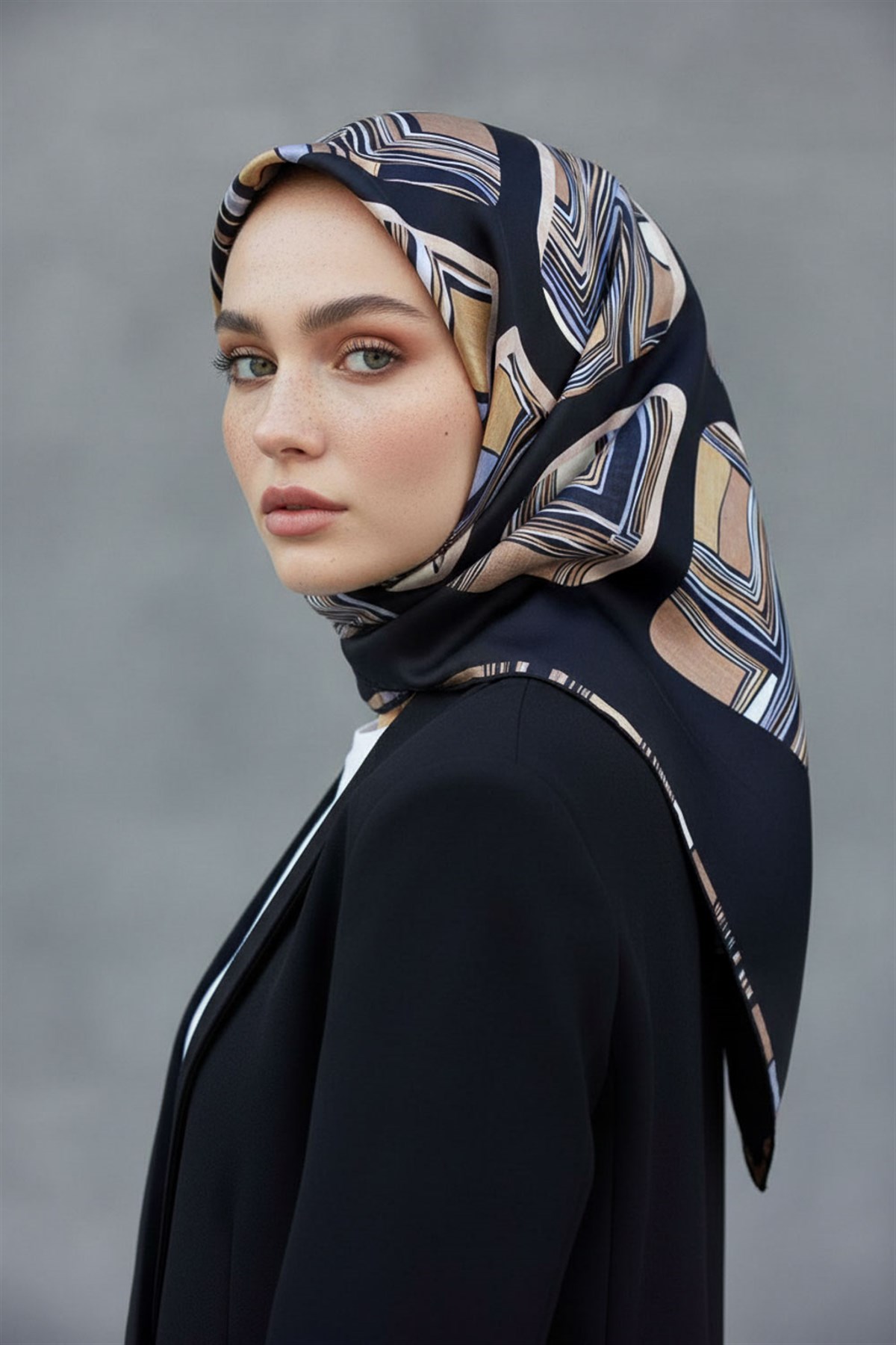%100 Twill İpek Geometrik Kare Desenli Siyah - Gri Renkli 90x90 Eşarp Dikim Şekli : El Dikişi