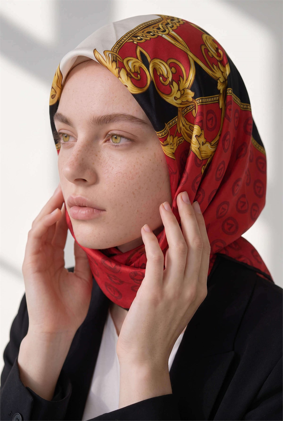 %100 Twill İpek Monogram Ve Barok Desenli Kırmızı - Siyah Renkli 90x90 Eşarp Dikim Şekli : El Dikişi