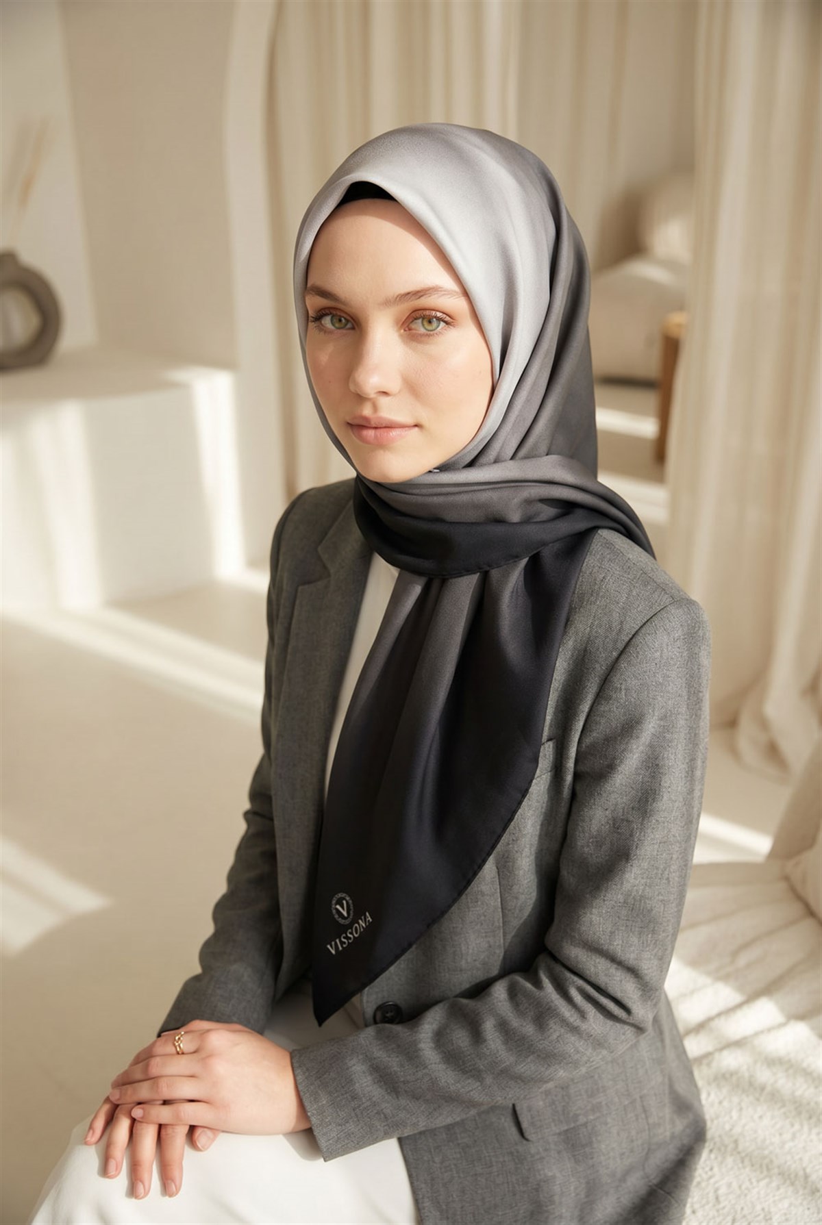 %100 Twill İpek Degrade Desenli Siyah - Gri Renkli 90x90 Eşarp Dikim Şekli : El Dikişi