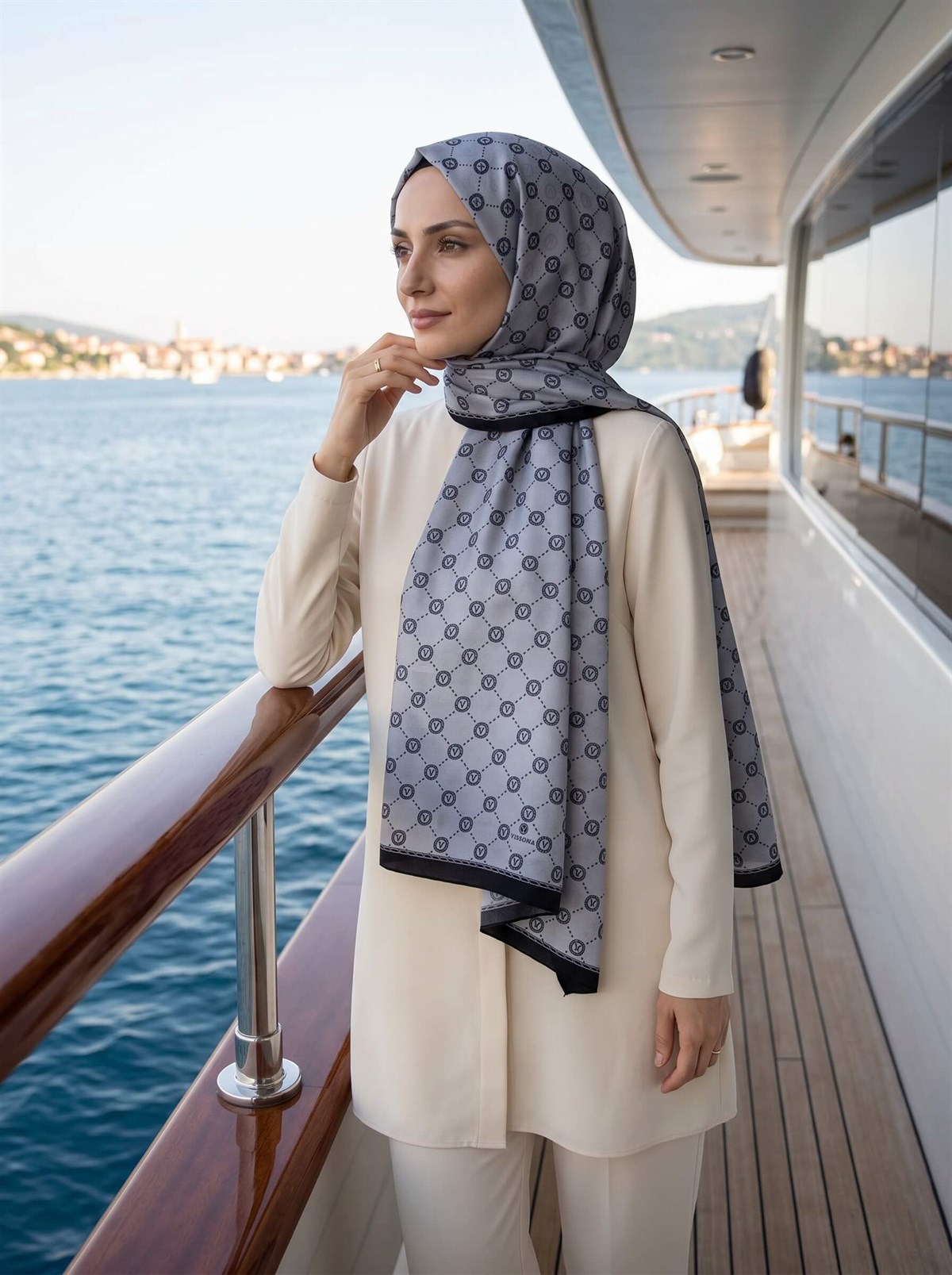 %100 Saf İpek Şal İnce Saten Vual Dokuma V Logo Desenli Gri - Siyah Renkli 90x210 Şal