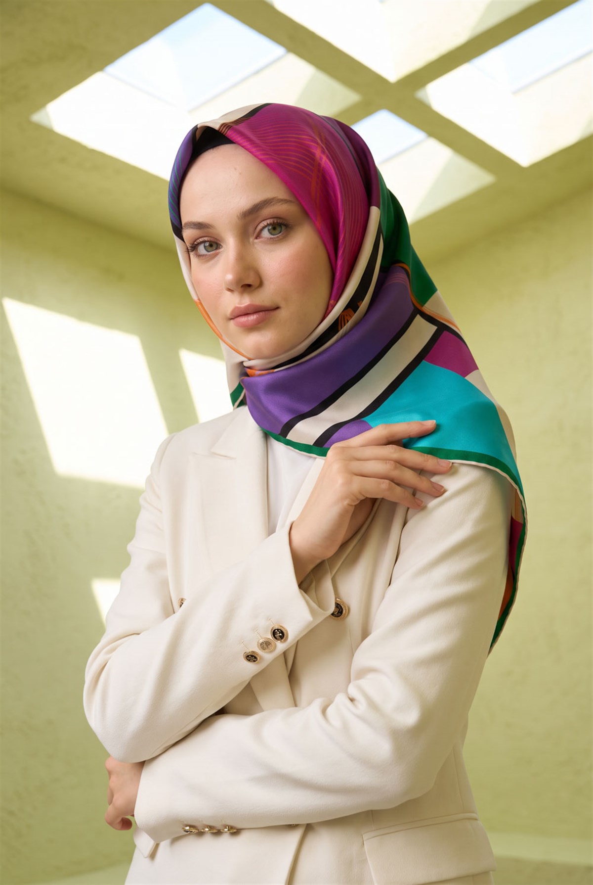 %100 Twill İpek Geometrik Desenli Zümrüt Yeşili - Mürdüm Renkli 90x90 Eşarp Dikim Şekli : El Dikişi