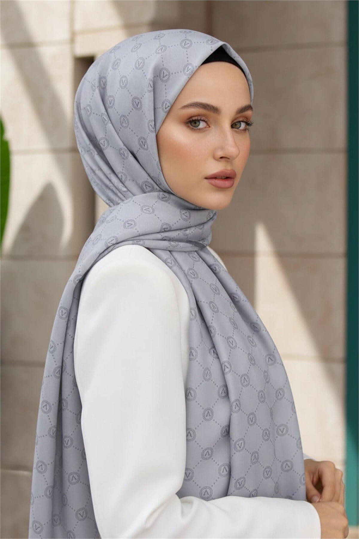%100 Saf İpek Şal İnce Saten Vual Dokuma V Logo Desenli Gri Renkli 90x210 Şal