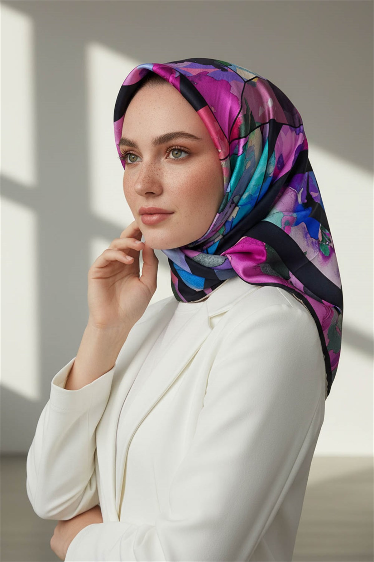 %100 Twill İpek Bahar Çiçekleri Desenli Lacivert - Fuşya Renkli 90x90 Eşarp Kenar Dikiş Şekli El Dikişli