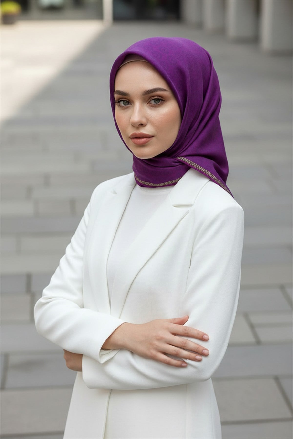 %100 Twill İpek Monogram Desenli Mürdüm Renkli 90x90 Eşarp Dikim Şekli : El Dikişi