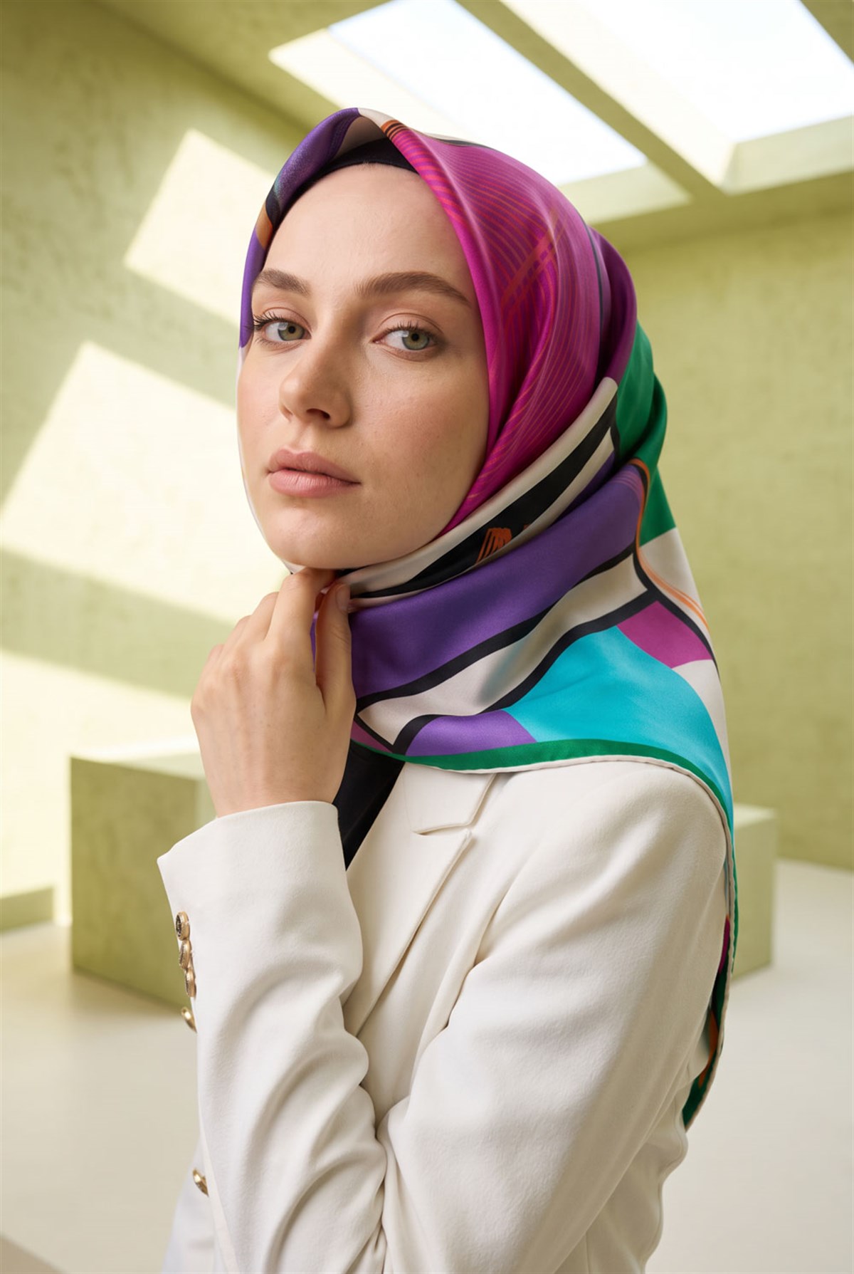 %100 Twill İpek Geometrik Desenli Zümrüt Yeşili - Mürdüm Renkli 90x90 Eşarp Dikim Şekli : El Dikişi
