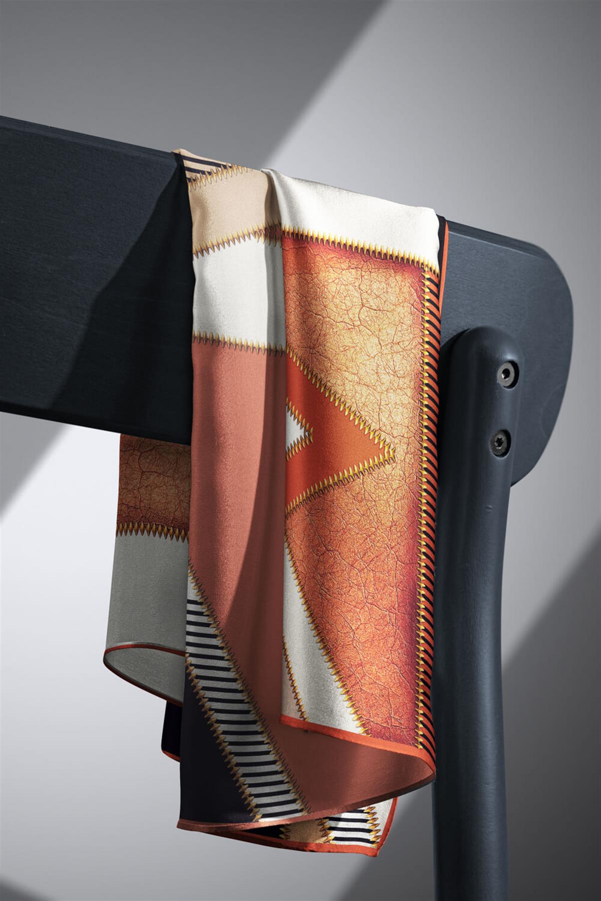 %100 Twill İpek Geometrik Desenli Taba - Siyah Renkli 90x90 Eşarp Dikim Şekli : El Dikişi