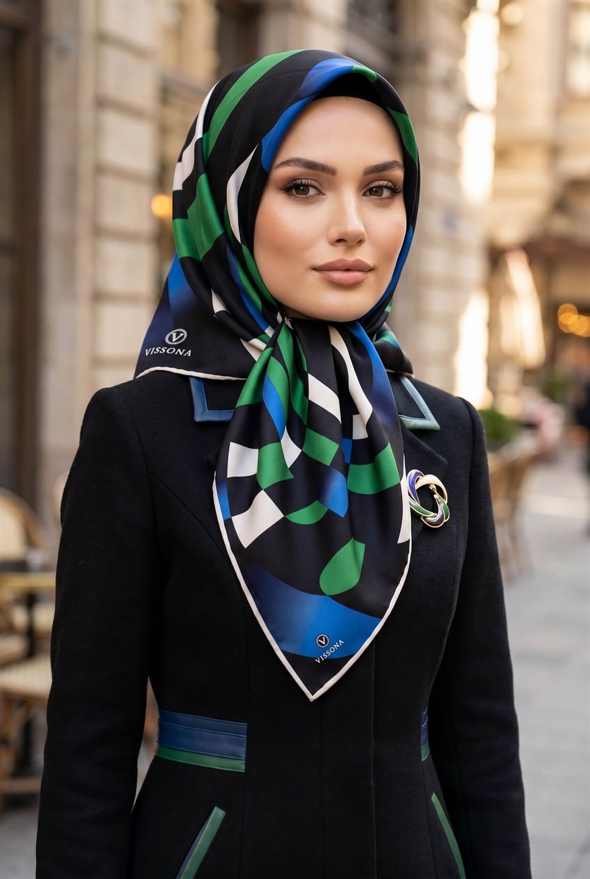 %100 Twill İpek Geometrik Desenli Zümrüt Yeşili - Saks Renkli 90x90 Eşarp Dikim Şekli : El Dikişi